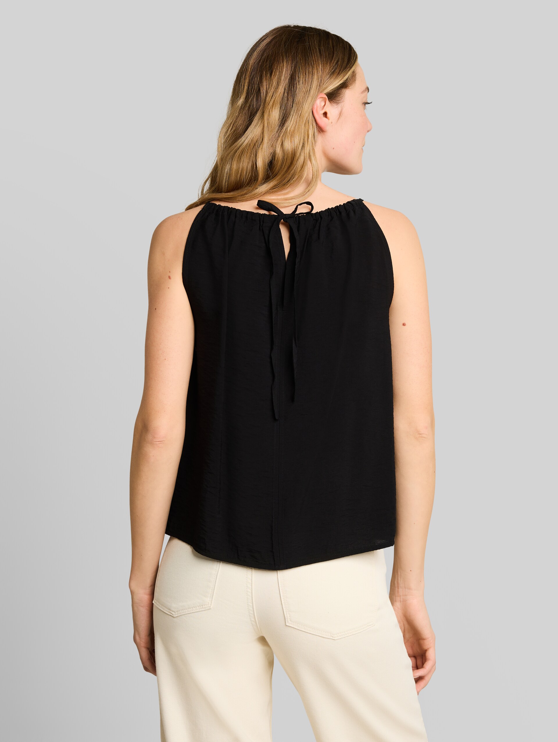 Blouse top with gathers - deep black - Neckline model-back view