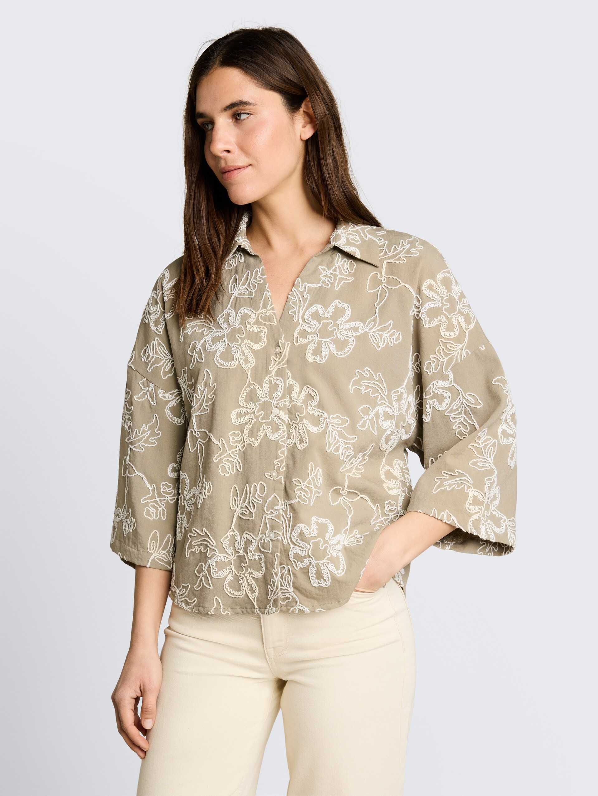 Oversize Bluse mit Blumen-Stickereien - olive white big flower design - Ausschnitt Model-Vorderansicht