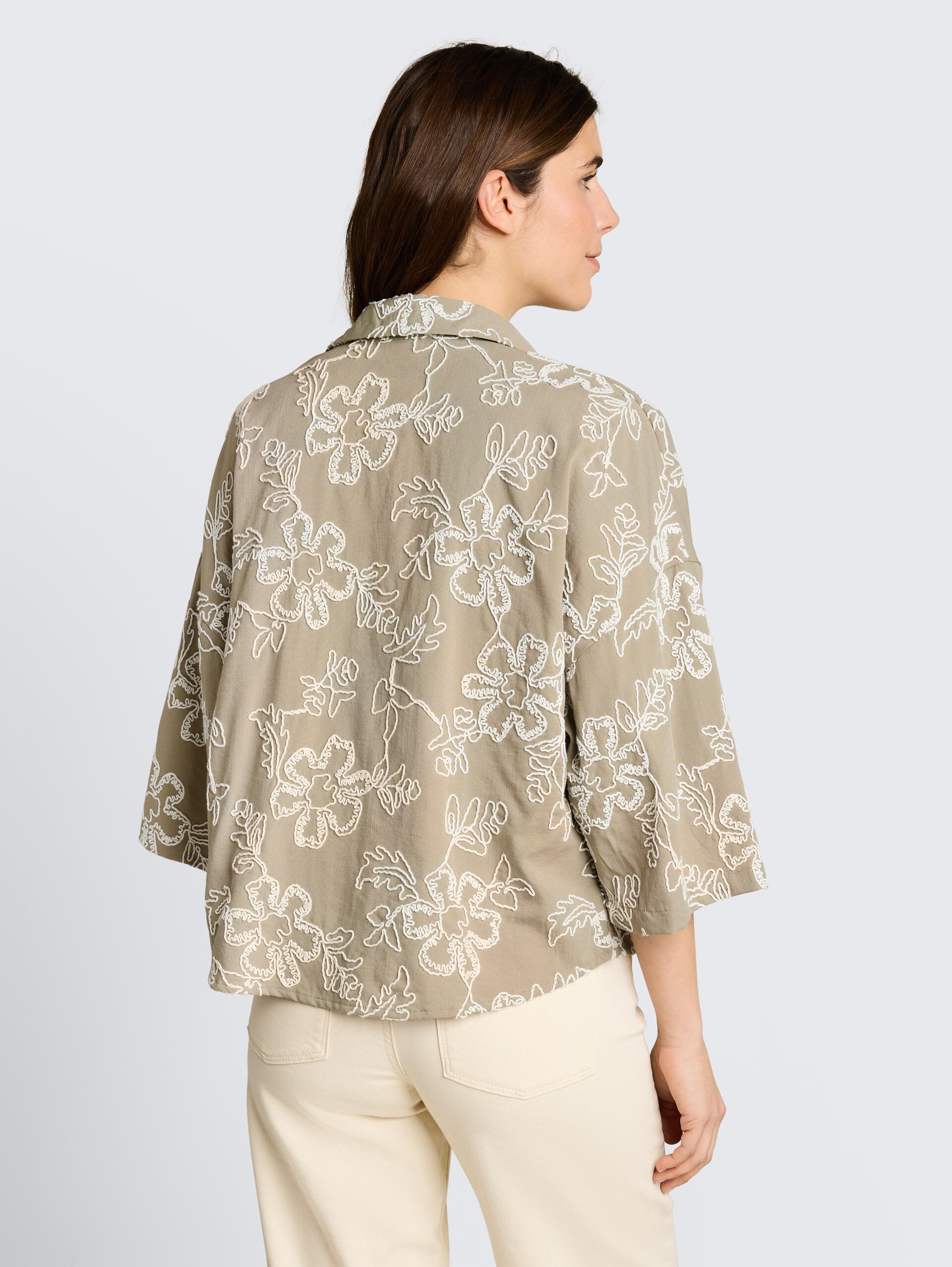 Oversize Bluse mit Blumen-Stickereien - olive white big flower design - Auschnitt Model-Rückansicht