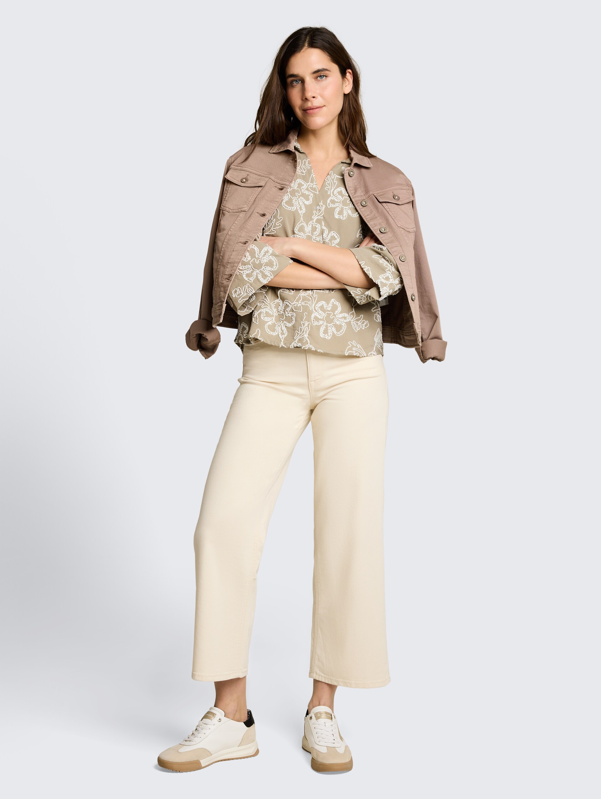 Oversize Bluse mit Blumen-Stickereien - olive white big flower design - Model-Vorderansicht