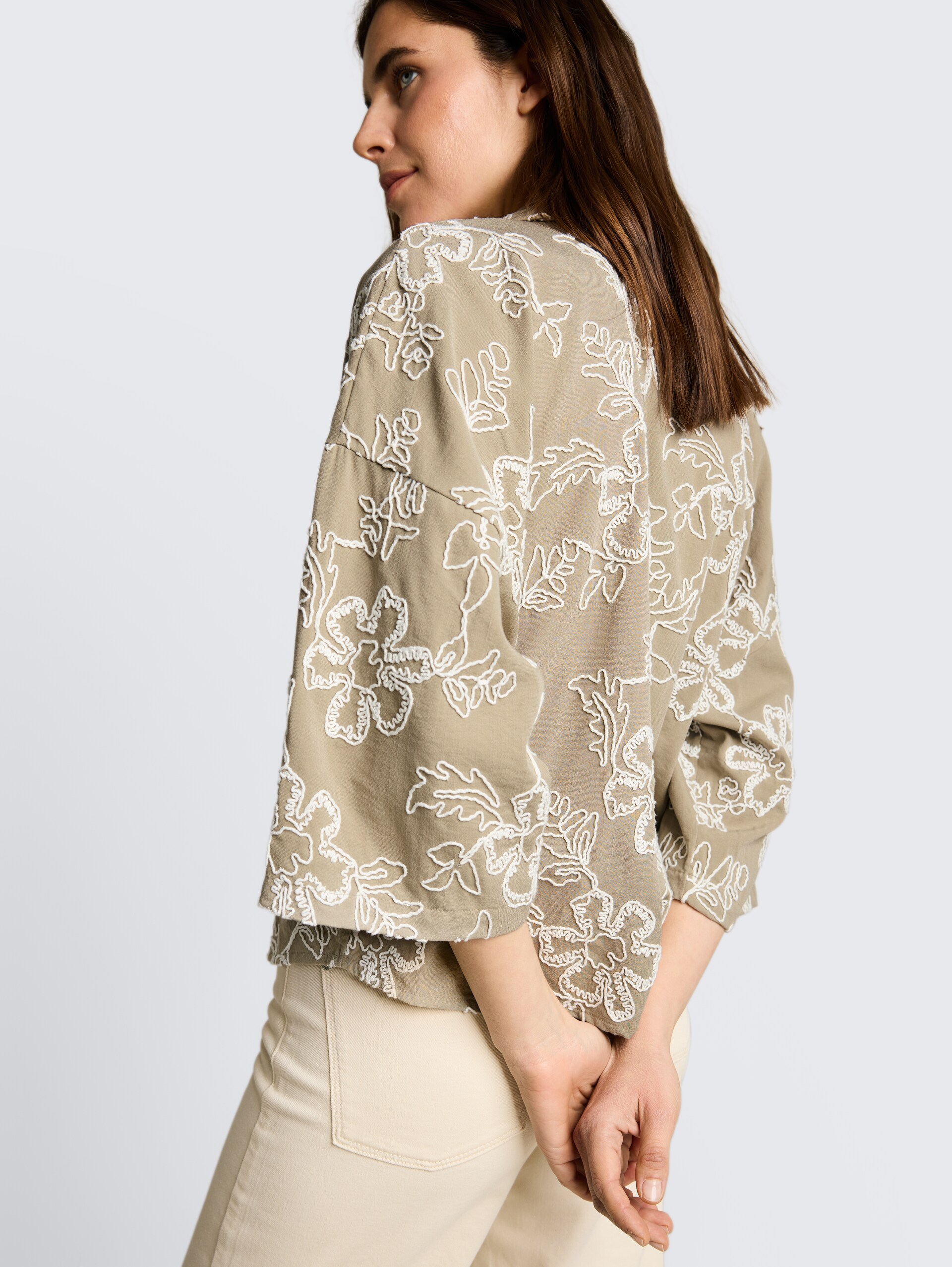 Oversize Bluse mit Blumen-Stickereien - olive white big flower design - Detail-Model-Ansicht