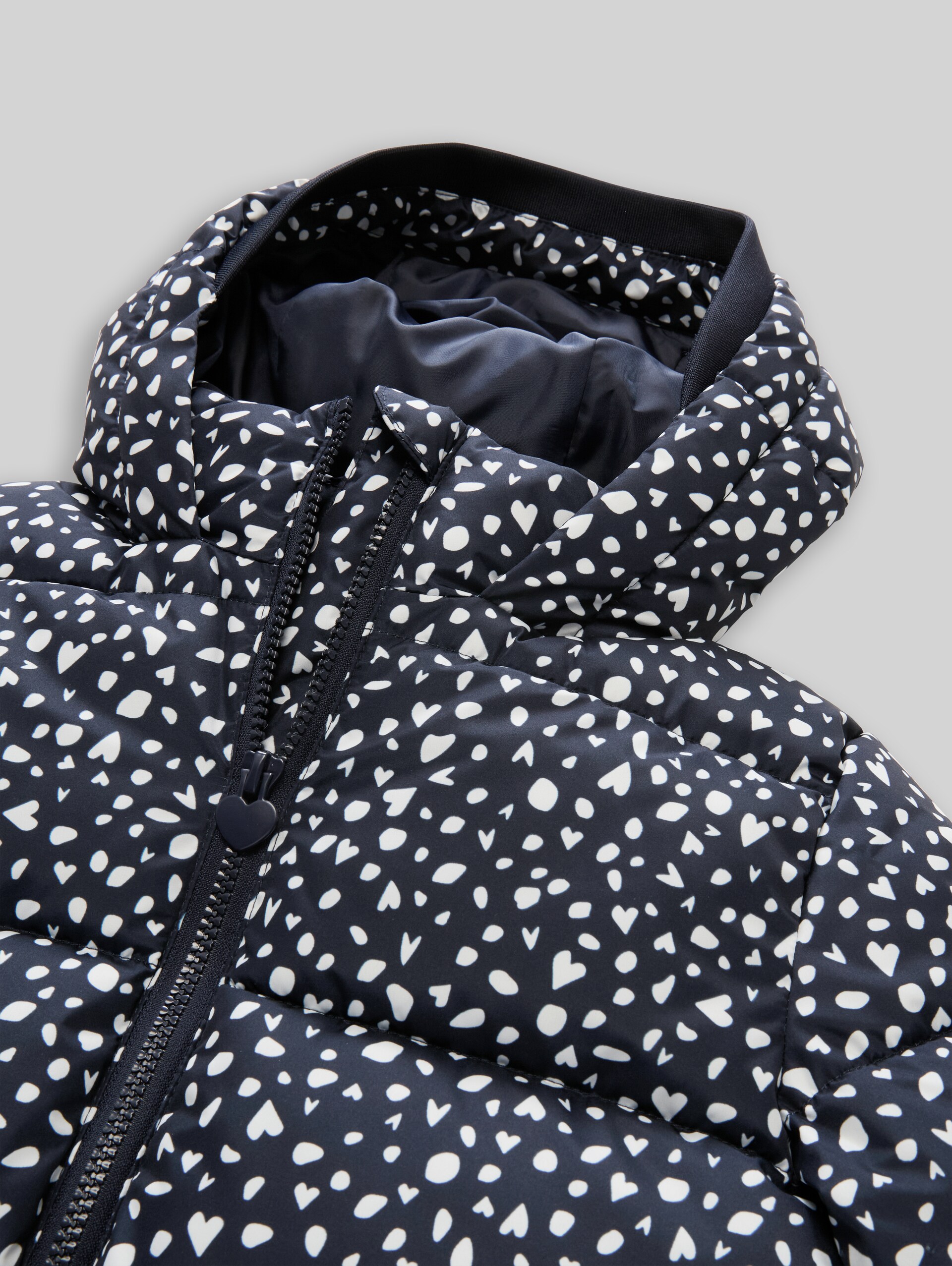 Pufferjack van waterafstotend materiaal - dark base dots design - Detailaanzicht model