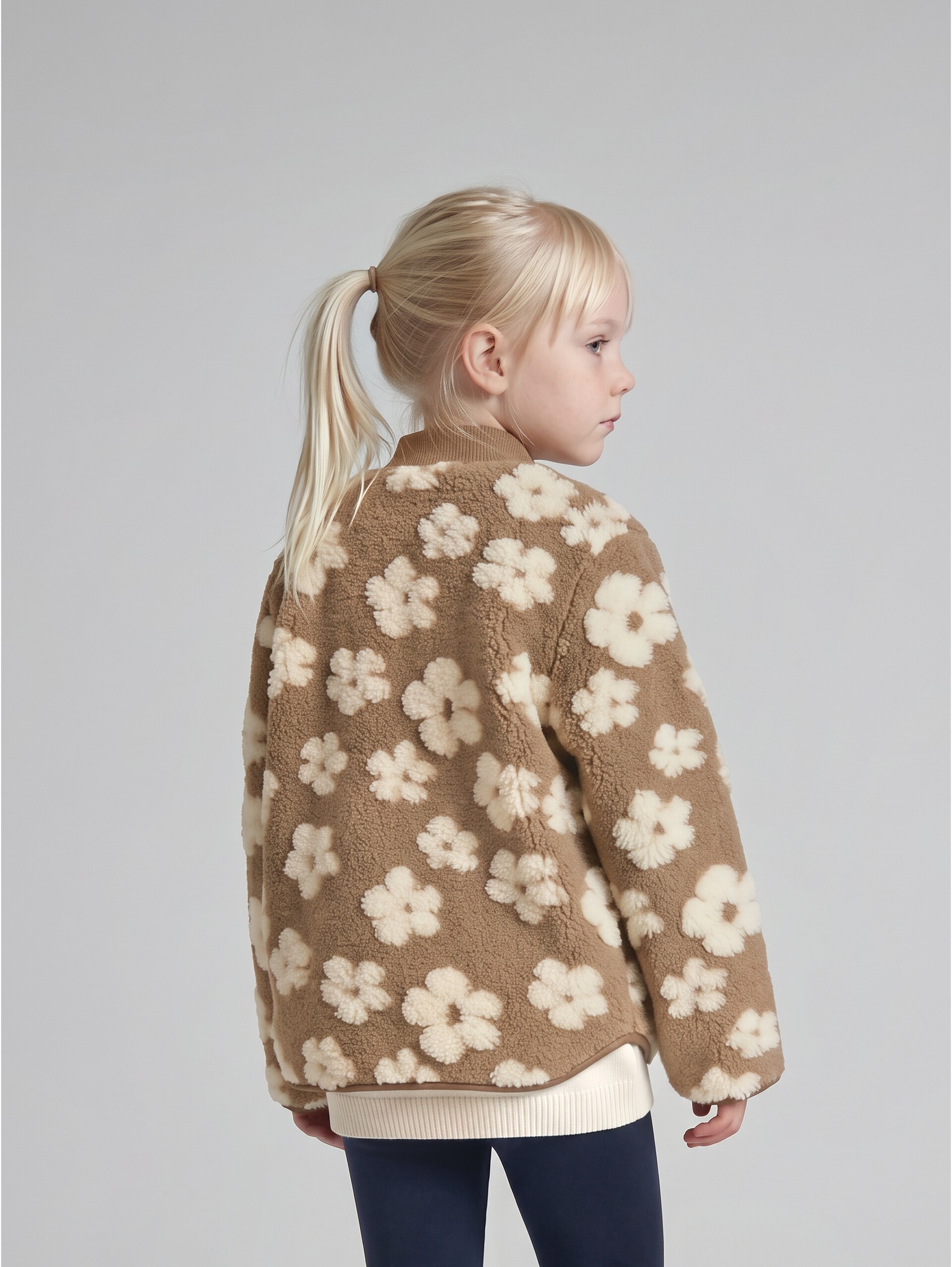 Teddy Bomberjacke mit Blumenmuster - brown teddy flower artwork - Model-Rückansicht
