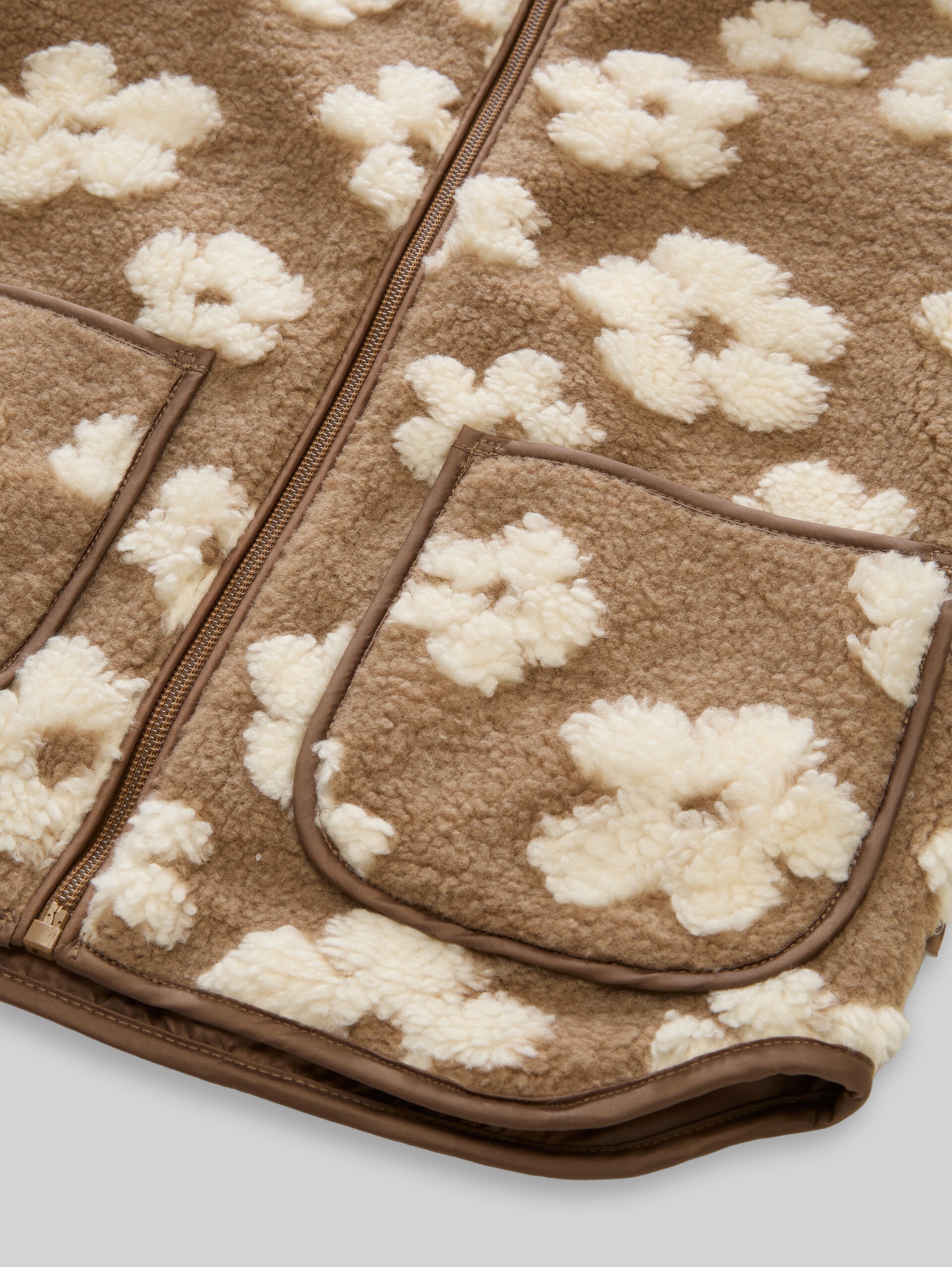 Teddy bomber jacket with floral pattern - brown teddy flower artwork - Detail model view