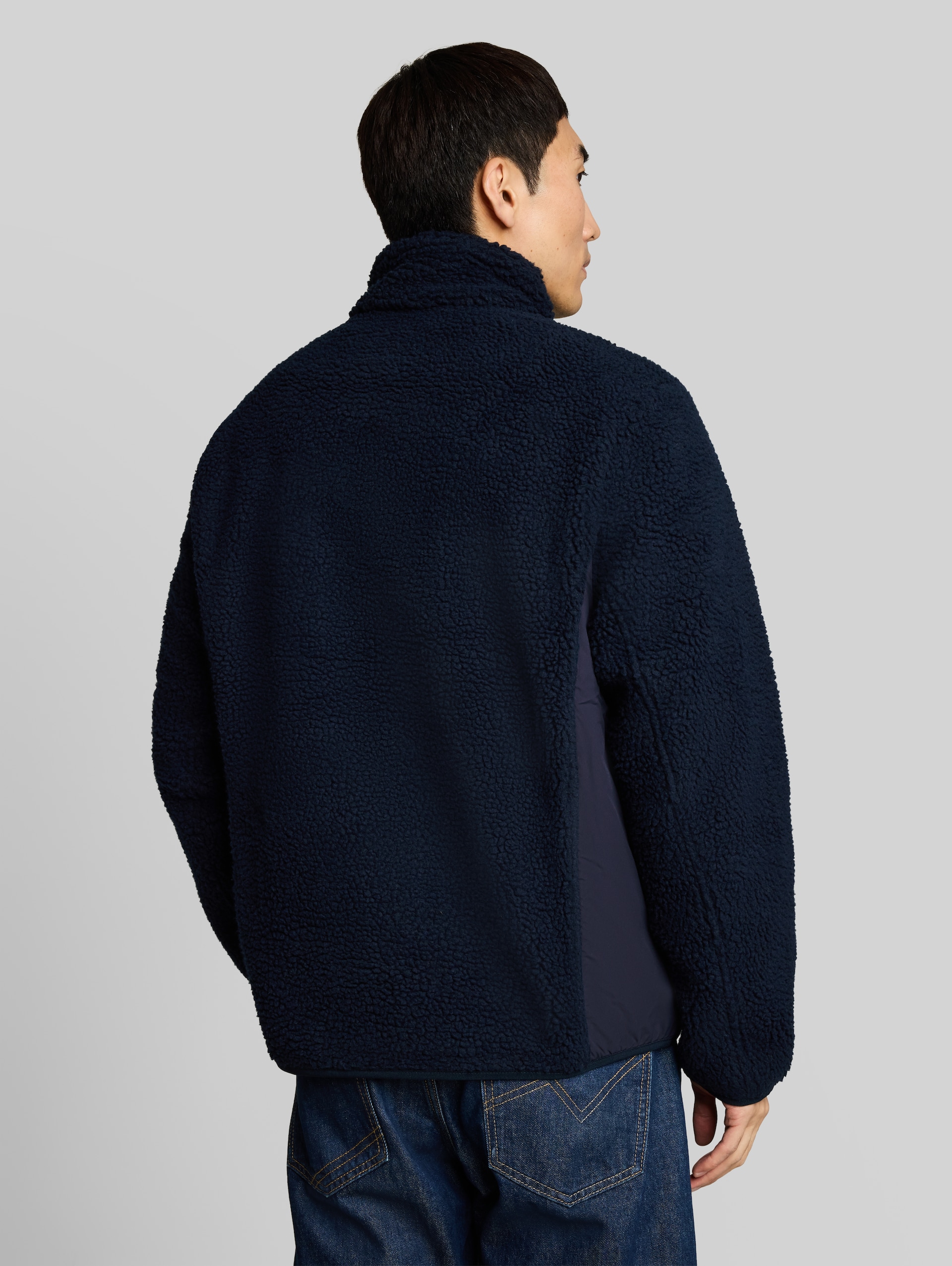 Teddy Jacke mit Taschen - sky captain blue - Model-Rückansicht