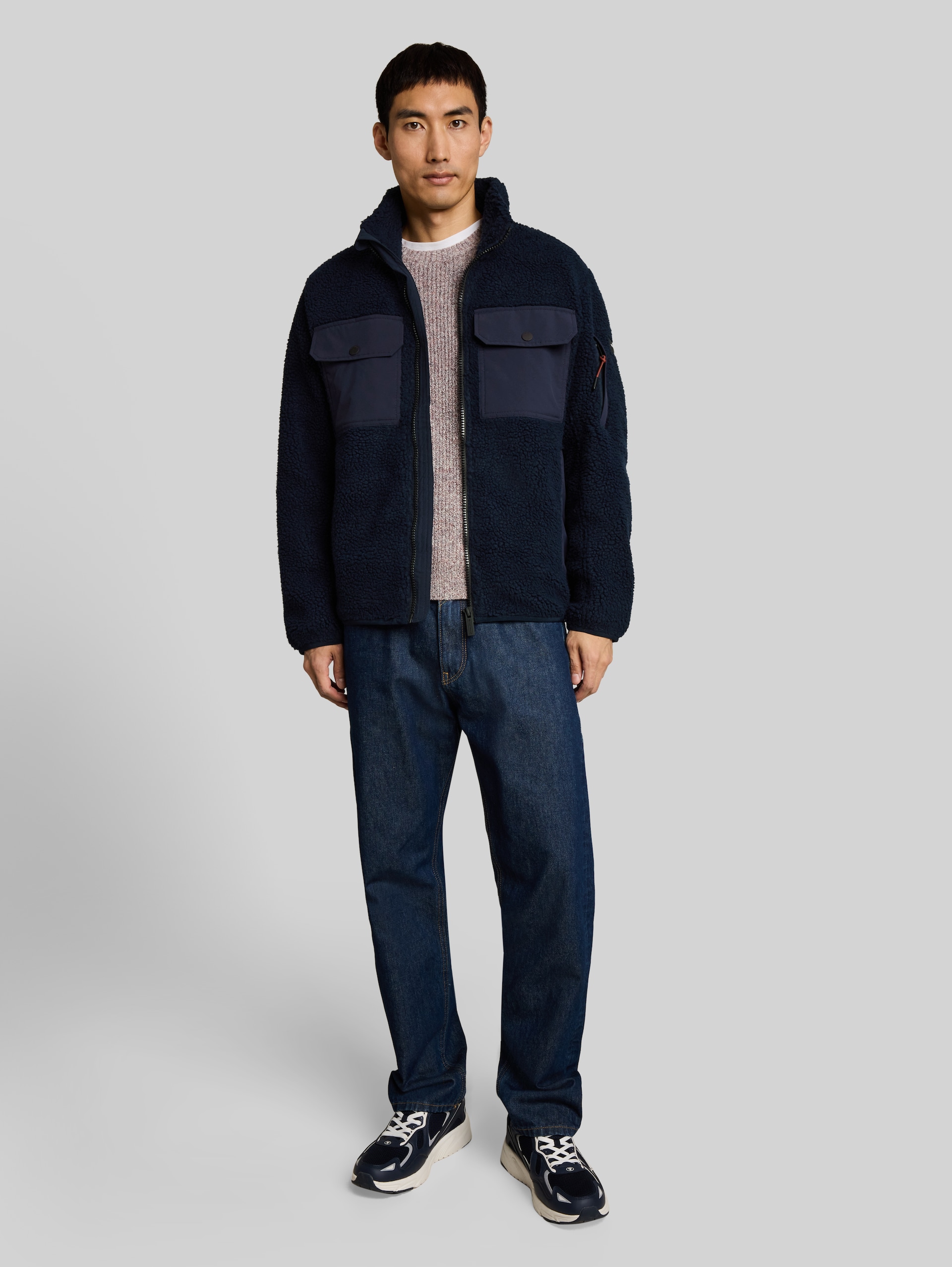 Teddy Jacke mit Taschen - sky captain blue - seitliche Model-Ansicht