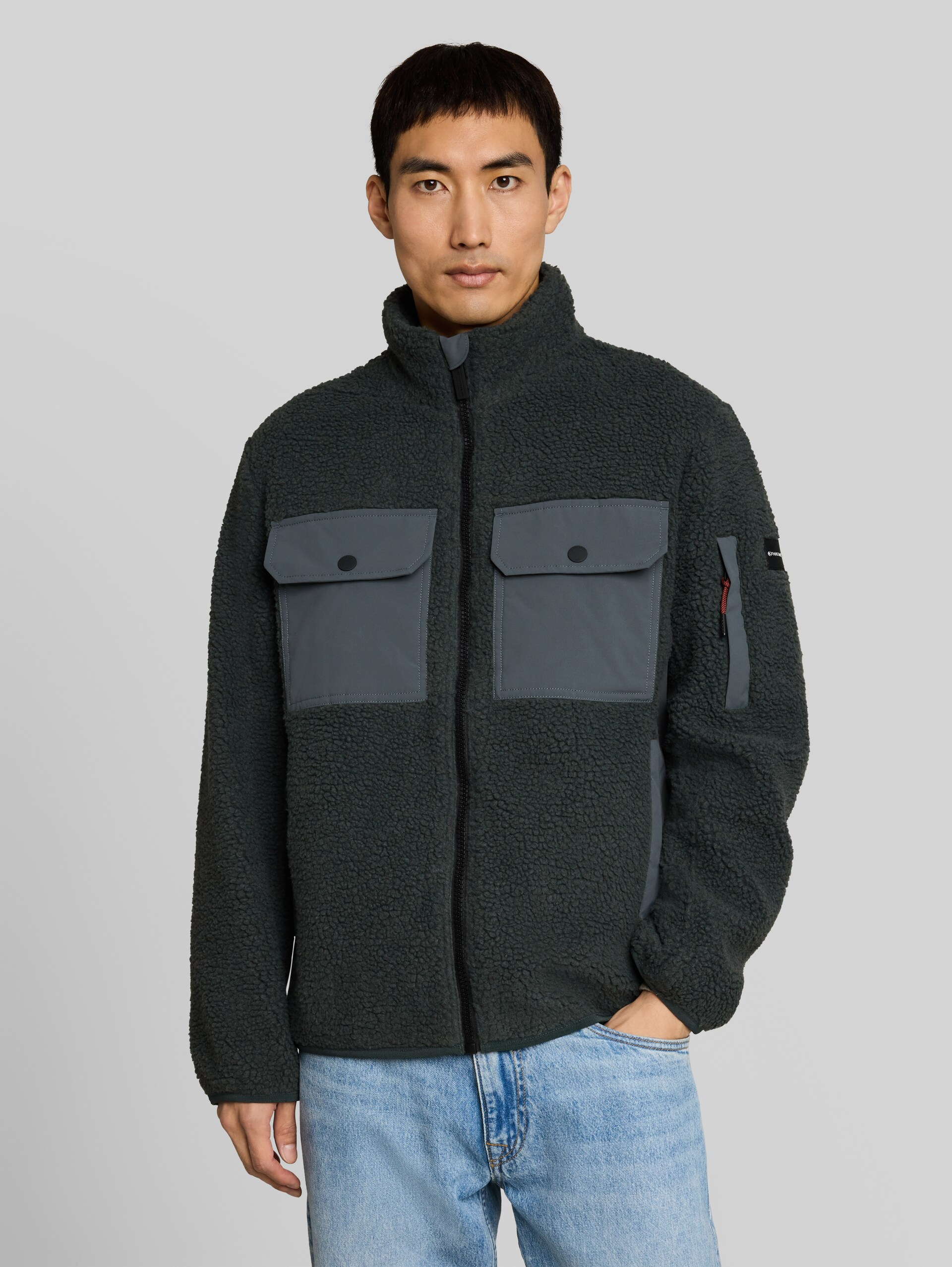 Teddy Jacke mit Taschen - Darkest Olive - Model-Vorderansicht