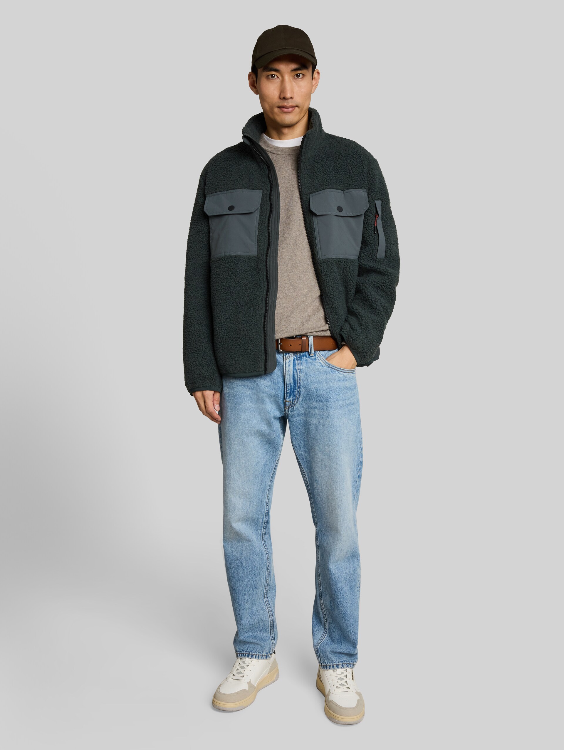 Teddy Jacke mit Taschen - Darkest Olive - seitliche Model-Ansicht