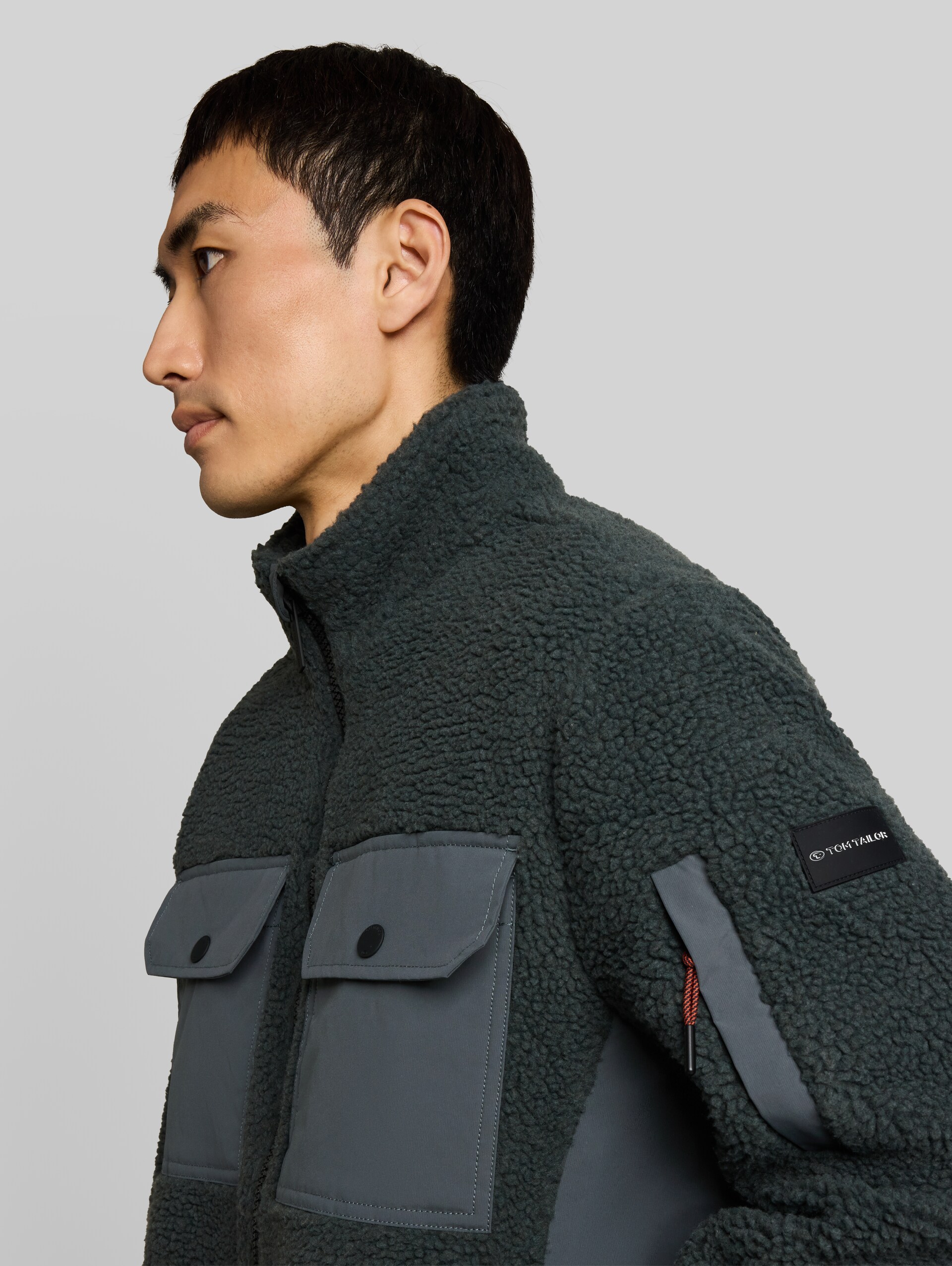 Teddy Jacke mit Taschen - Darkest Olive - Detail-Model-Ansicht