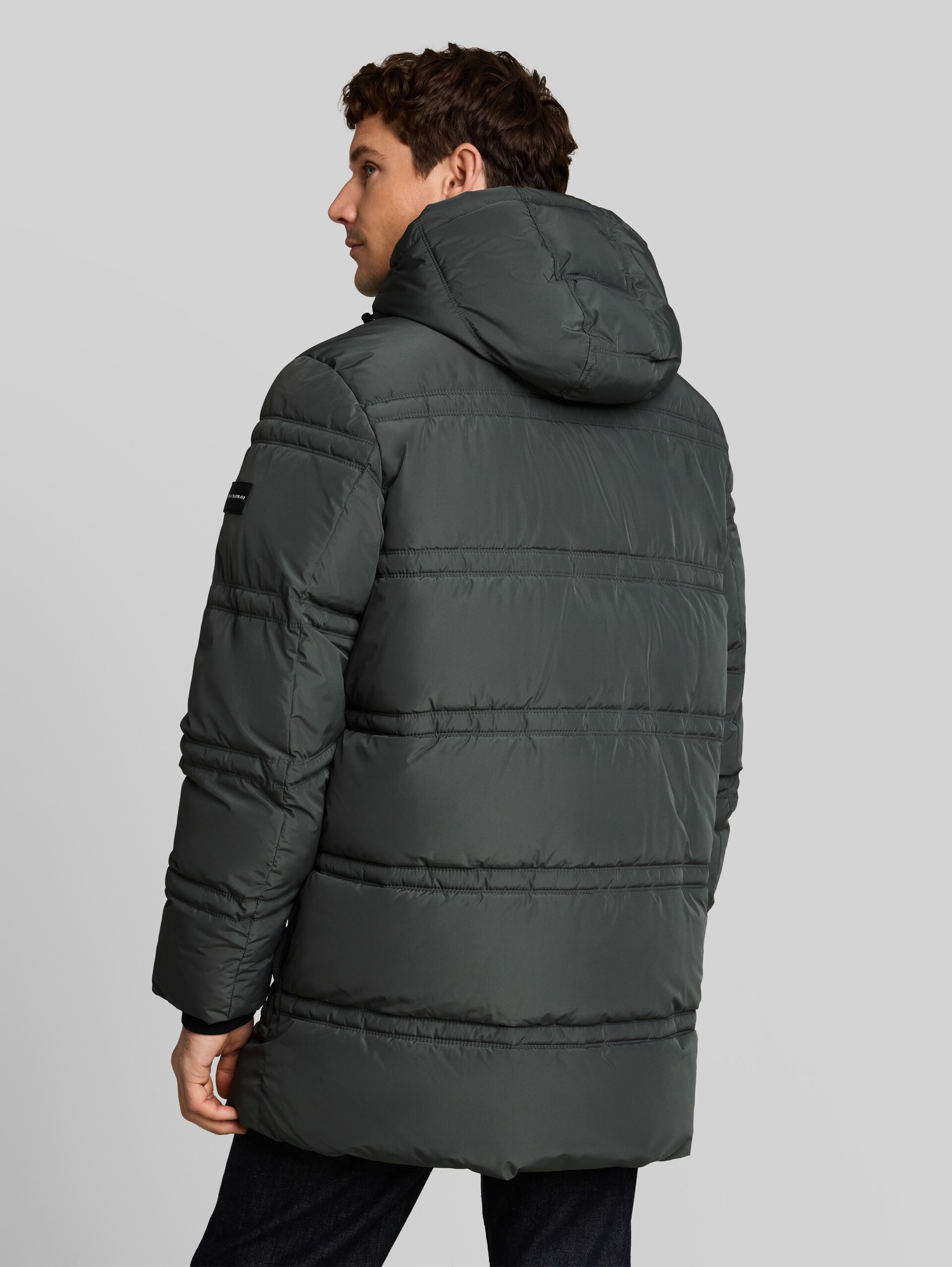 Puffer Parka mit abnehmbarer Kapuze - Darkest Olive - Model-Rückansicht
