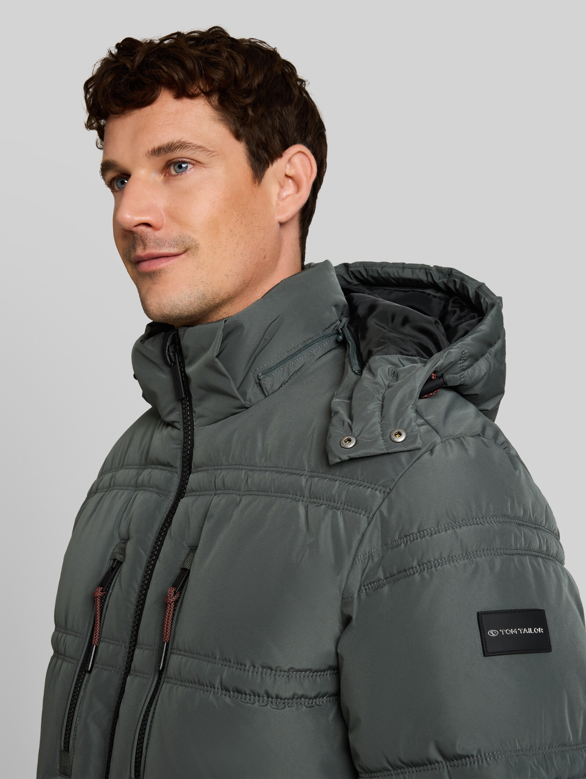 Puffer Parka mit abnehmbarer Kapuze - Darkest Olive - Detail-Model-Ansicht