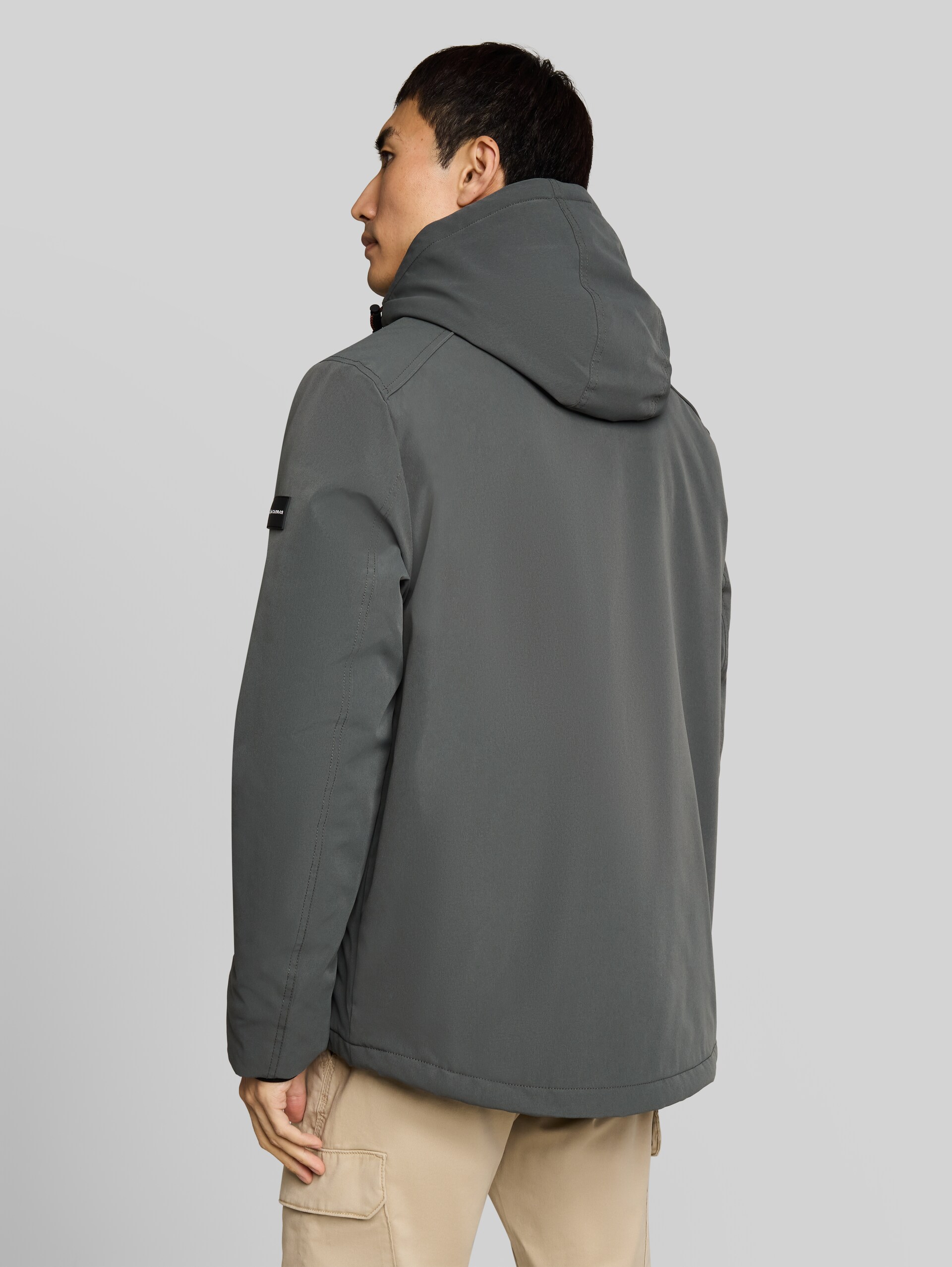 Functionele jas met afneembare capuchon - Darkest Olive - Model-achteraanzicht