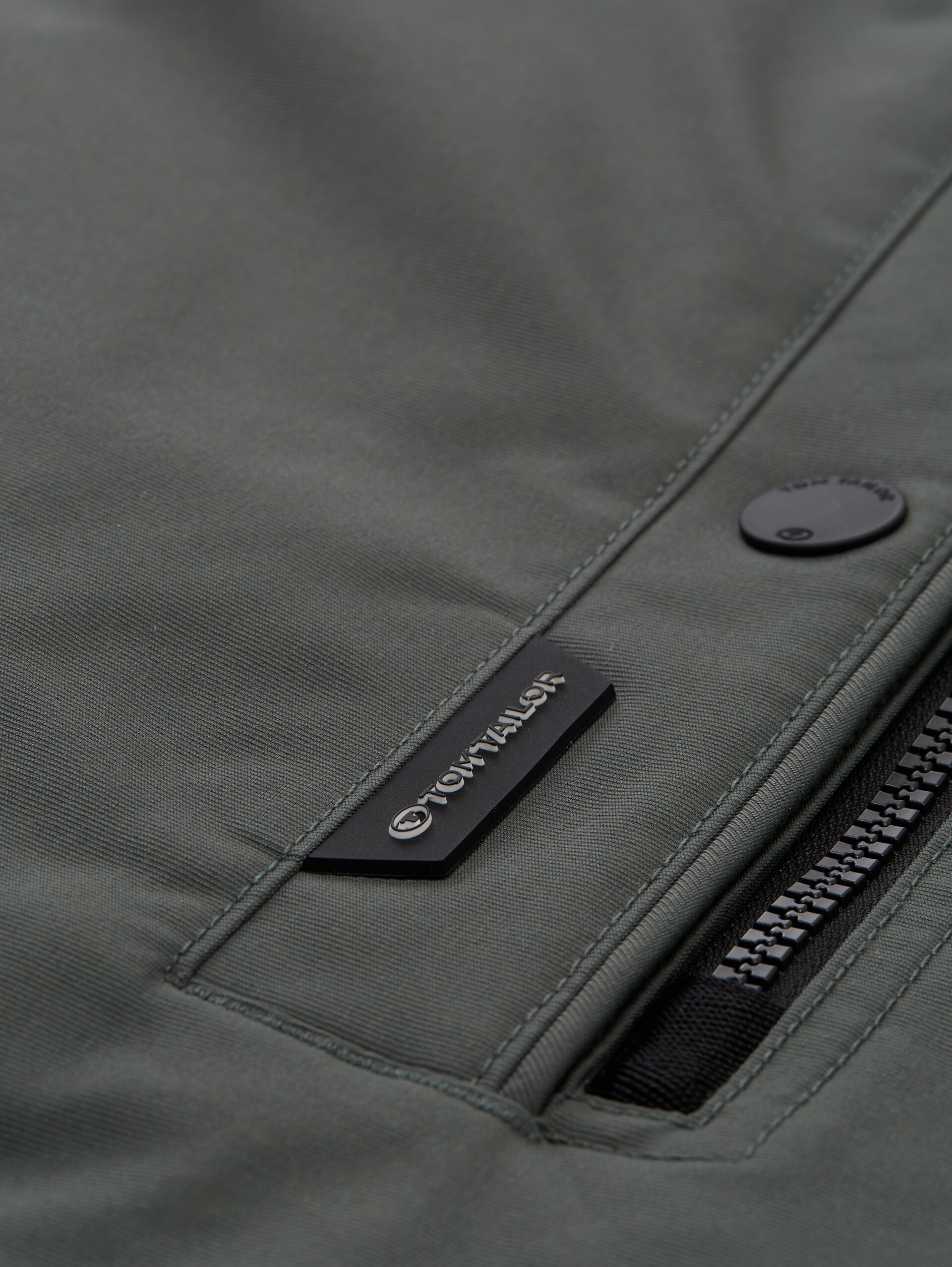 Functionele jas met afneembare capuchon - Darkest Olive - Detailaanzicht product