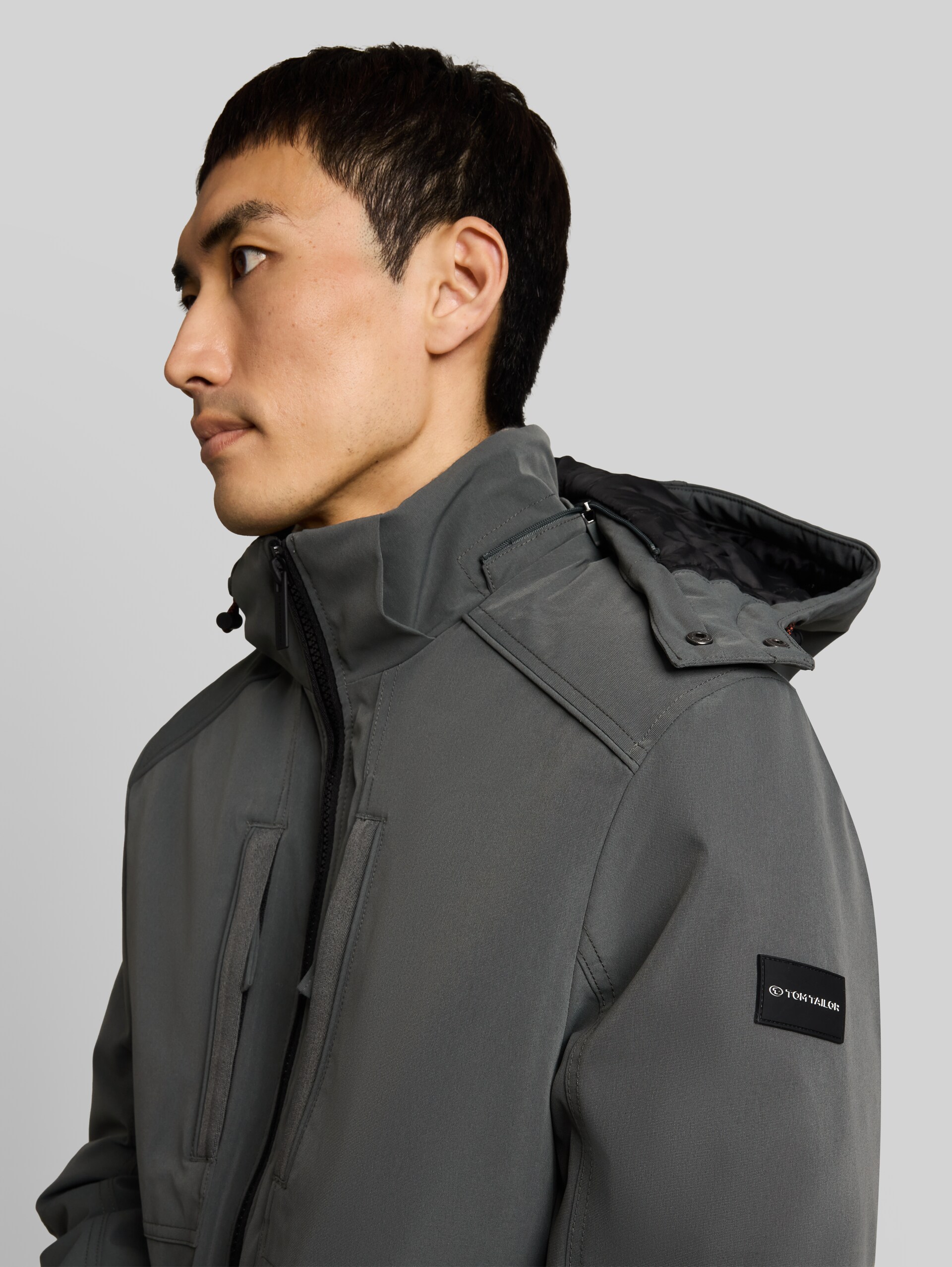 Functionele jas met afneembare capuchon - Darkest Olive - Detailaanzicht model