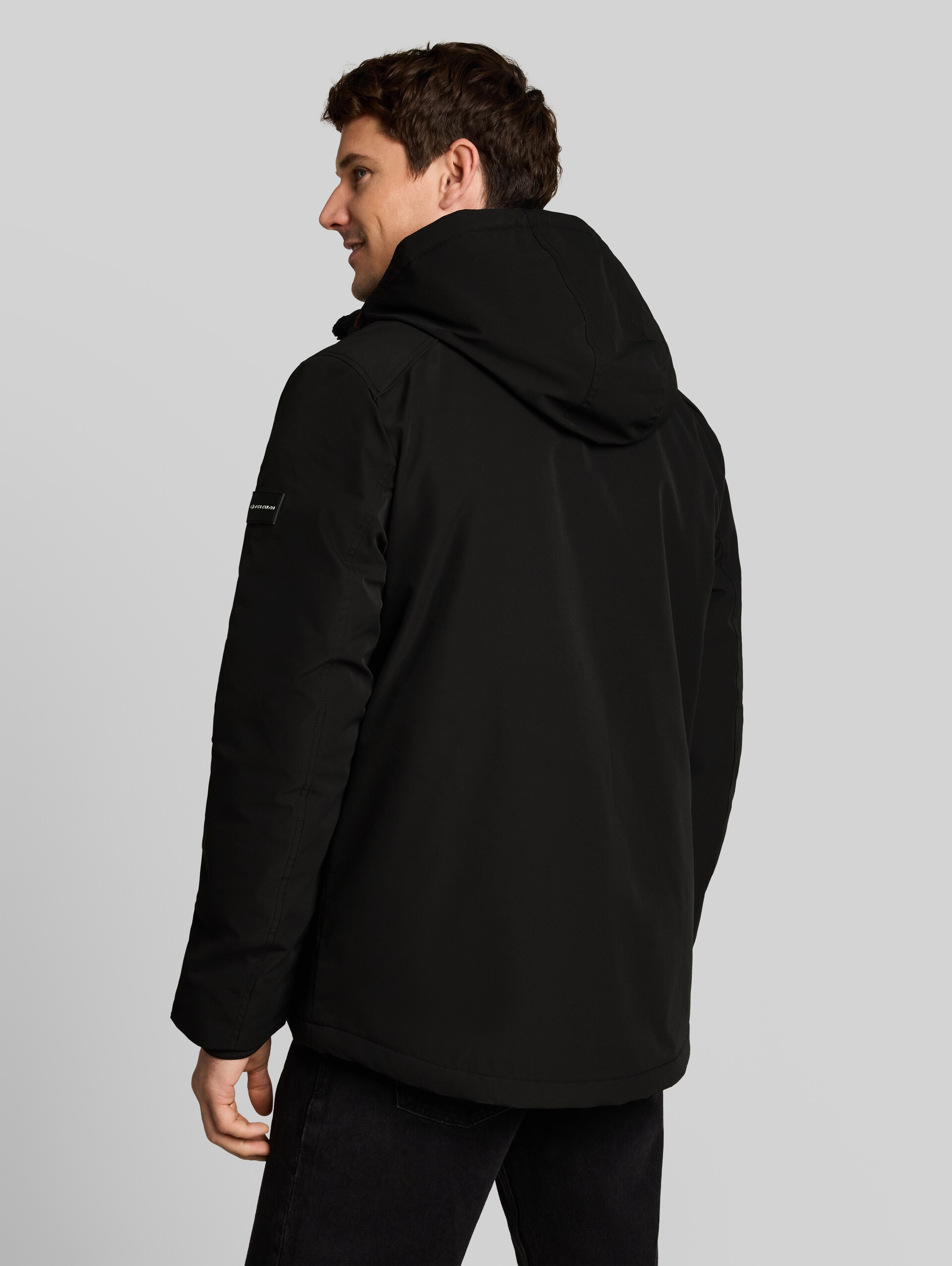 Funktionsjacke mit abnehmbarer Kapuze - Black - Model-Rückansicht