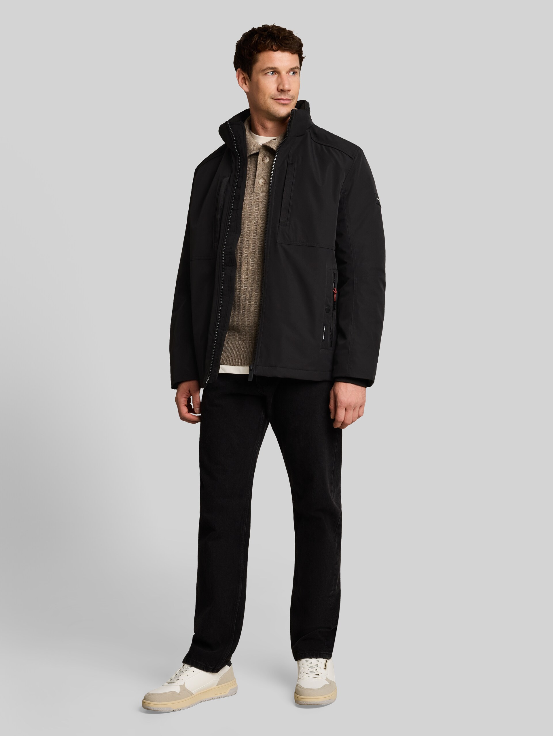 Funktionsjacke mit abnehmbarer Kapuze - Black - seitliche Model-Ansicht