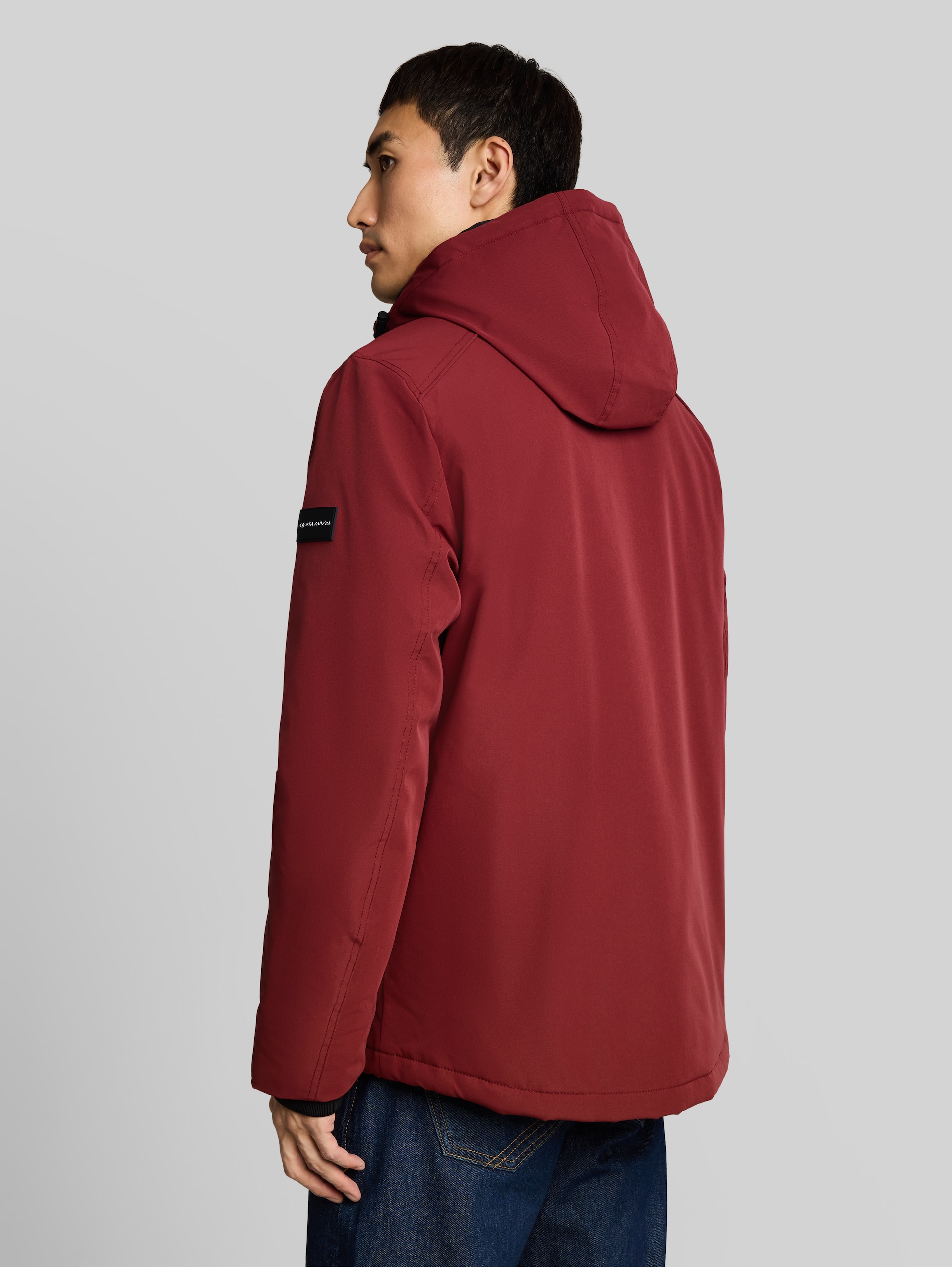 Funktionsjacke mit abnehmbarer Kapuze - pear red - Model-Rückansicht