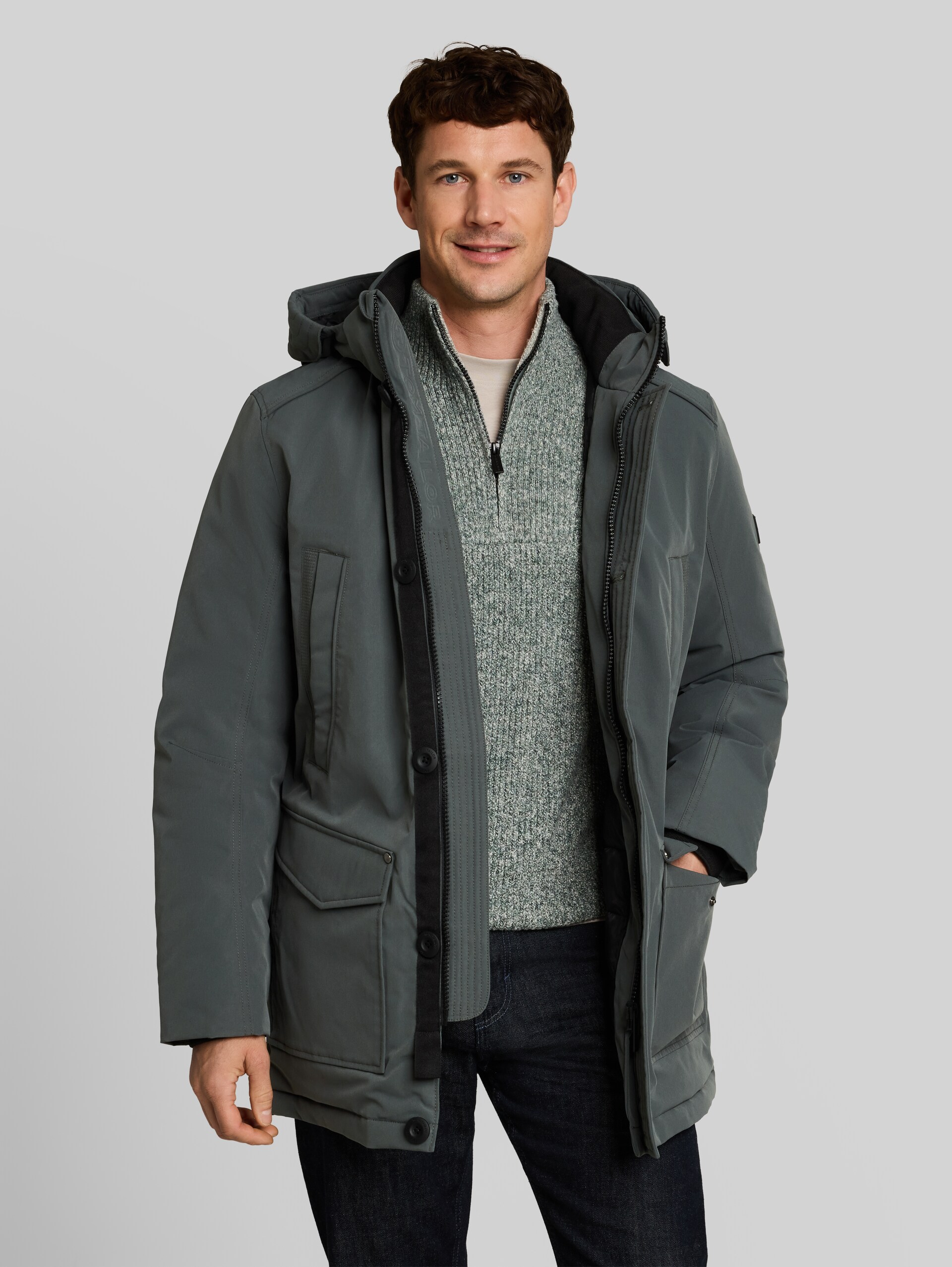 Arctic Parka mit abnehmbarer Kapuze - Darkest Olive - Model-Vorderansicht