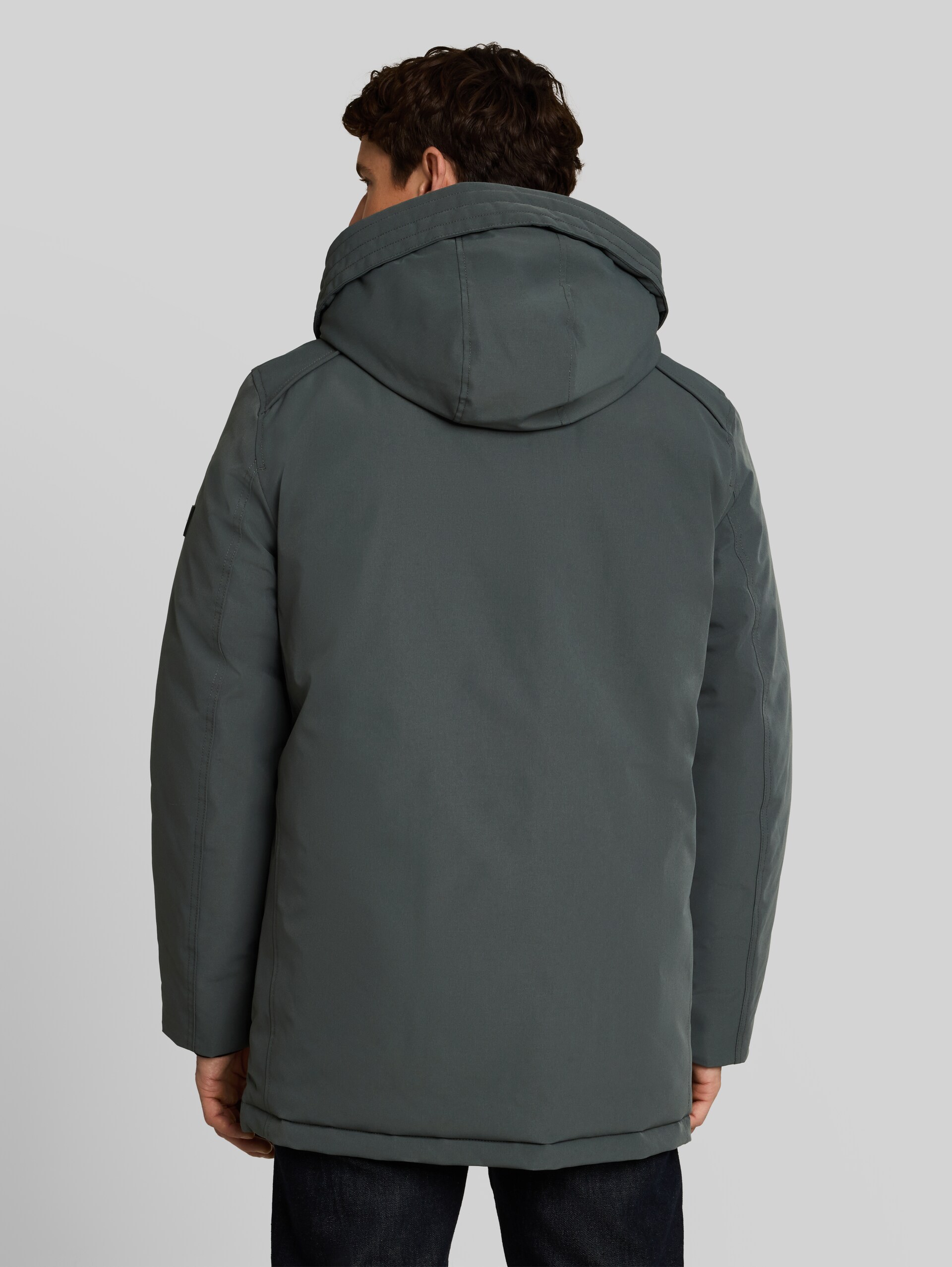 Arctic Parka mit abnehmbarer Kapuze - Darkest Olive - Model-Rückansicht