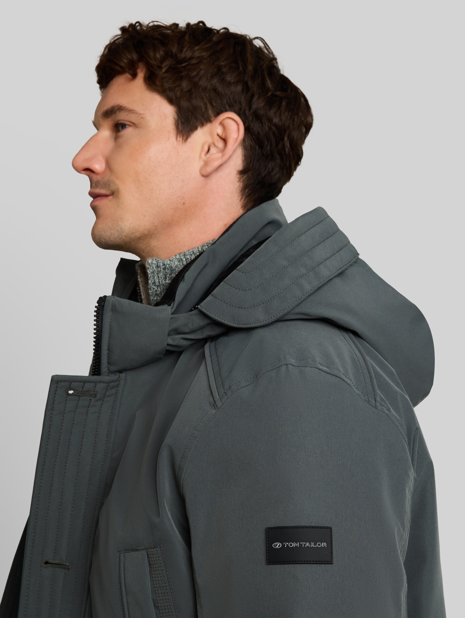 Arctic Parka mit abnehmbarer Kapuze - Darkest Olive - Detail-Model-Ansicht