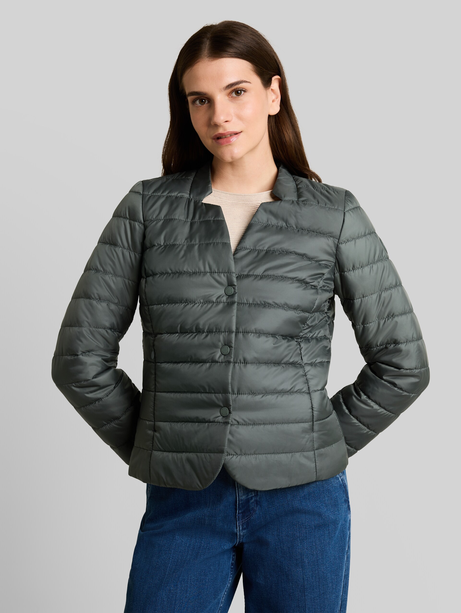 Lightweight Steppjacke mit Knopfleiste - Darkest Olive - Model-Vorderansicht