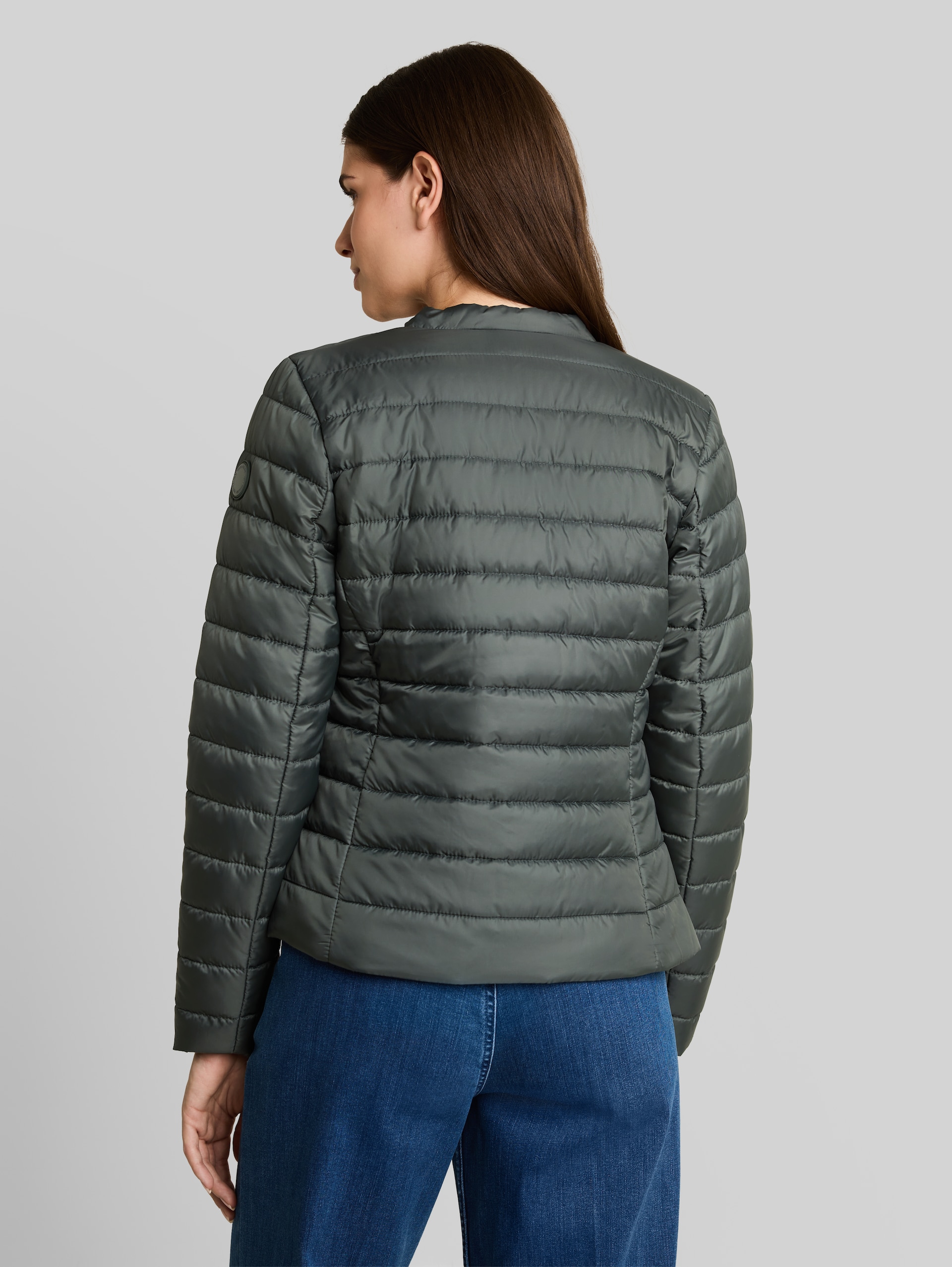 Lightweight Steppjacke mit Knopfleiste - Darkest Olive - Model-Rückansicht