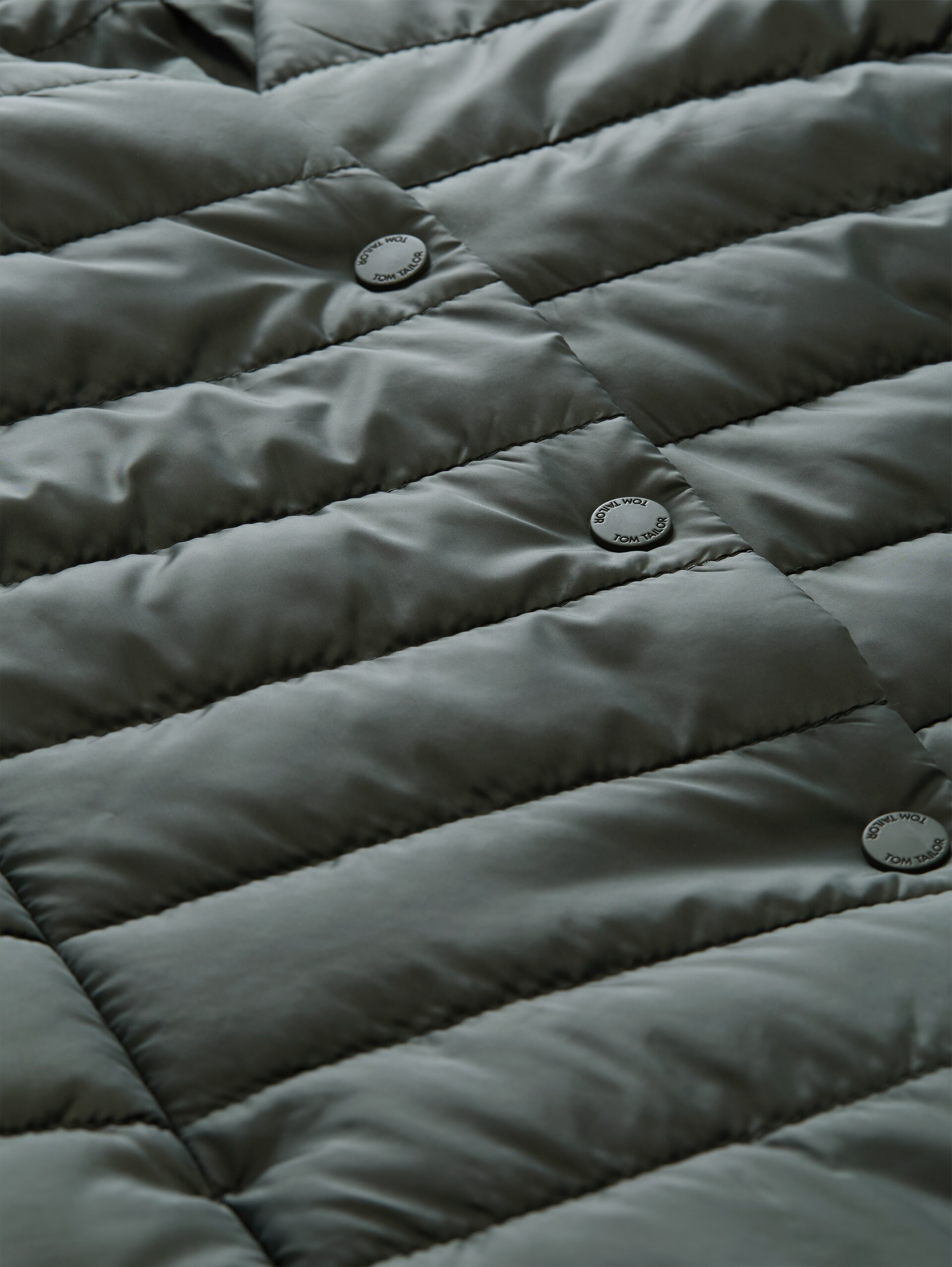 Lightweight Steppjacke mit Knopfleiste - Darkest Olive - Produkt-Detail-Ansicht