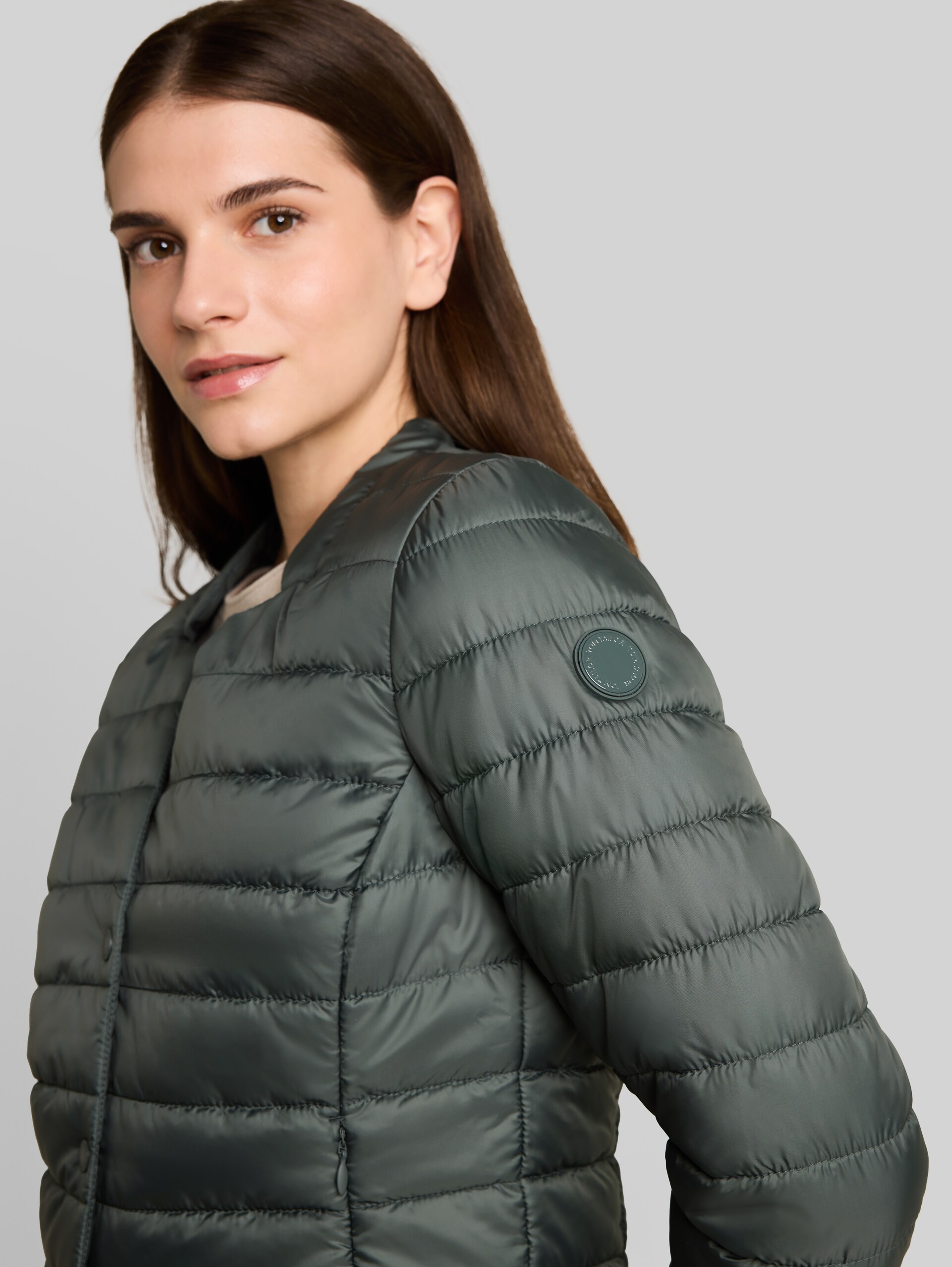 Lightweight Steppjacke mit Knopfleiste - Darkest Olive - Detail-Model-Ansicht