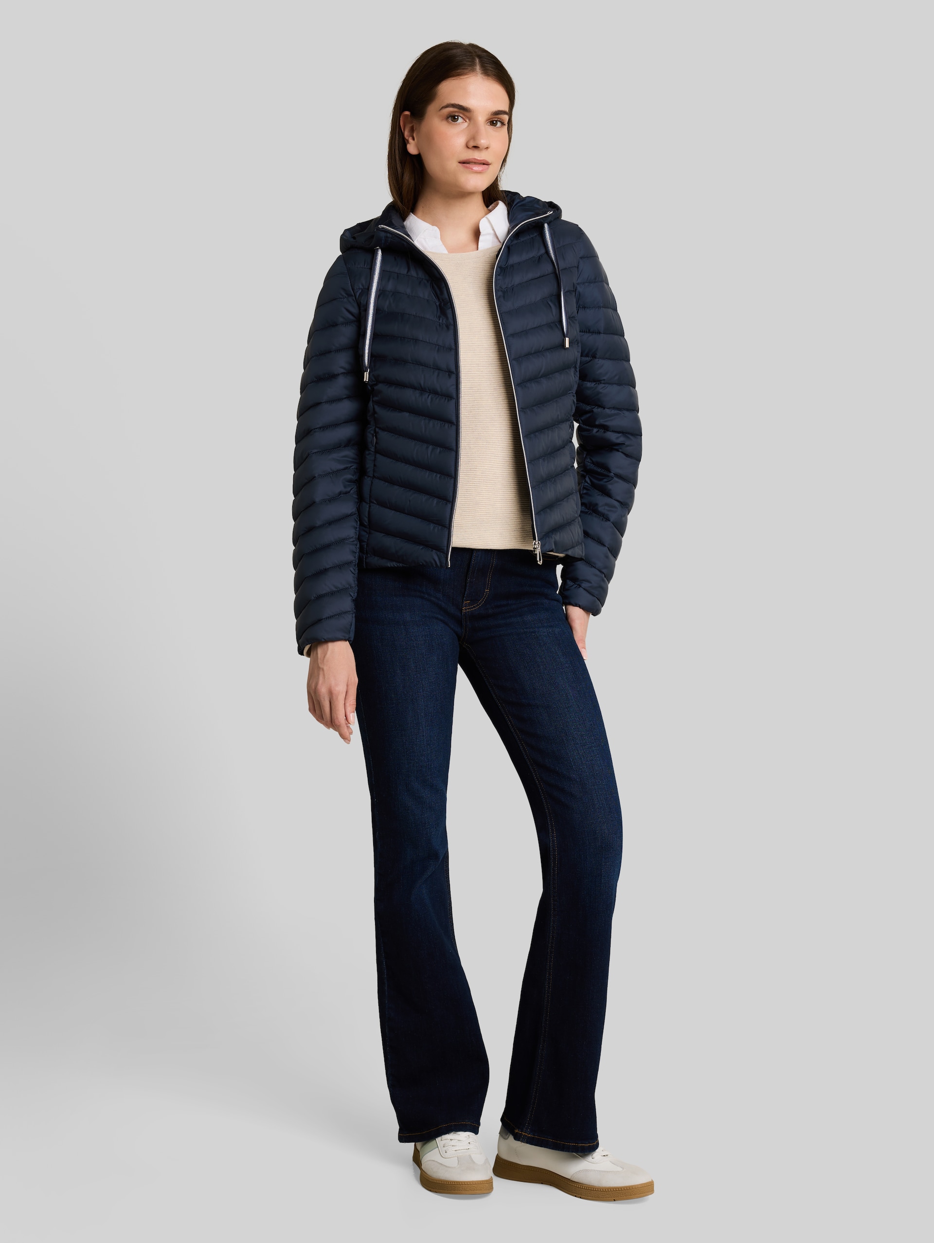 Lightweight Steppjacke mit Kapuze - sky captain blue - seitliche Model-Ansicht