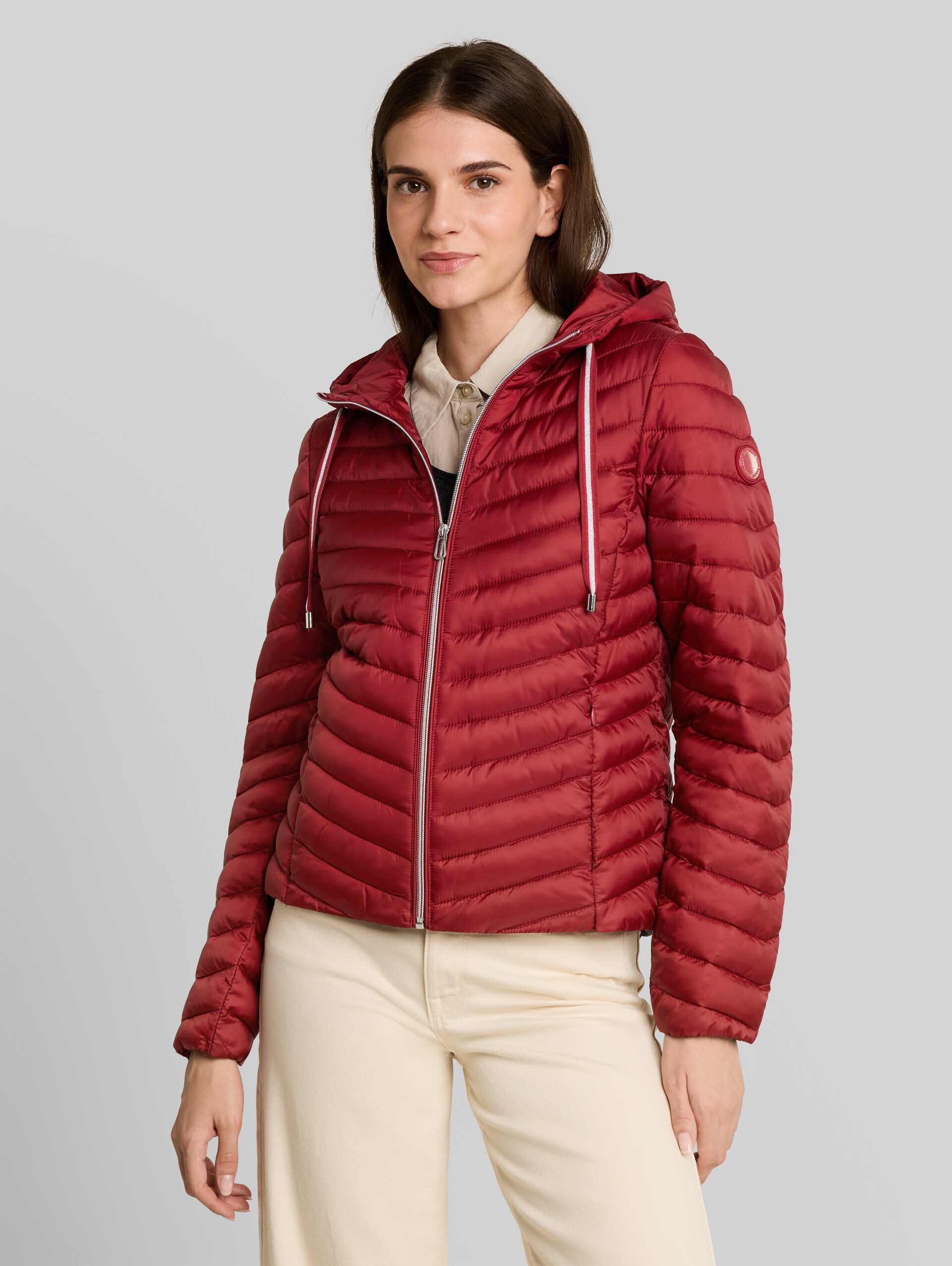 Lightweight Steppjacke mit Kapuze - Bartender Red - Model-Vorderansicht