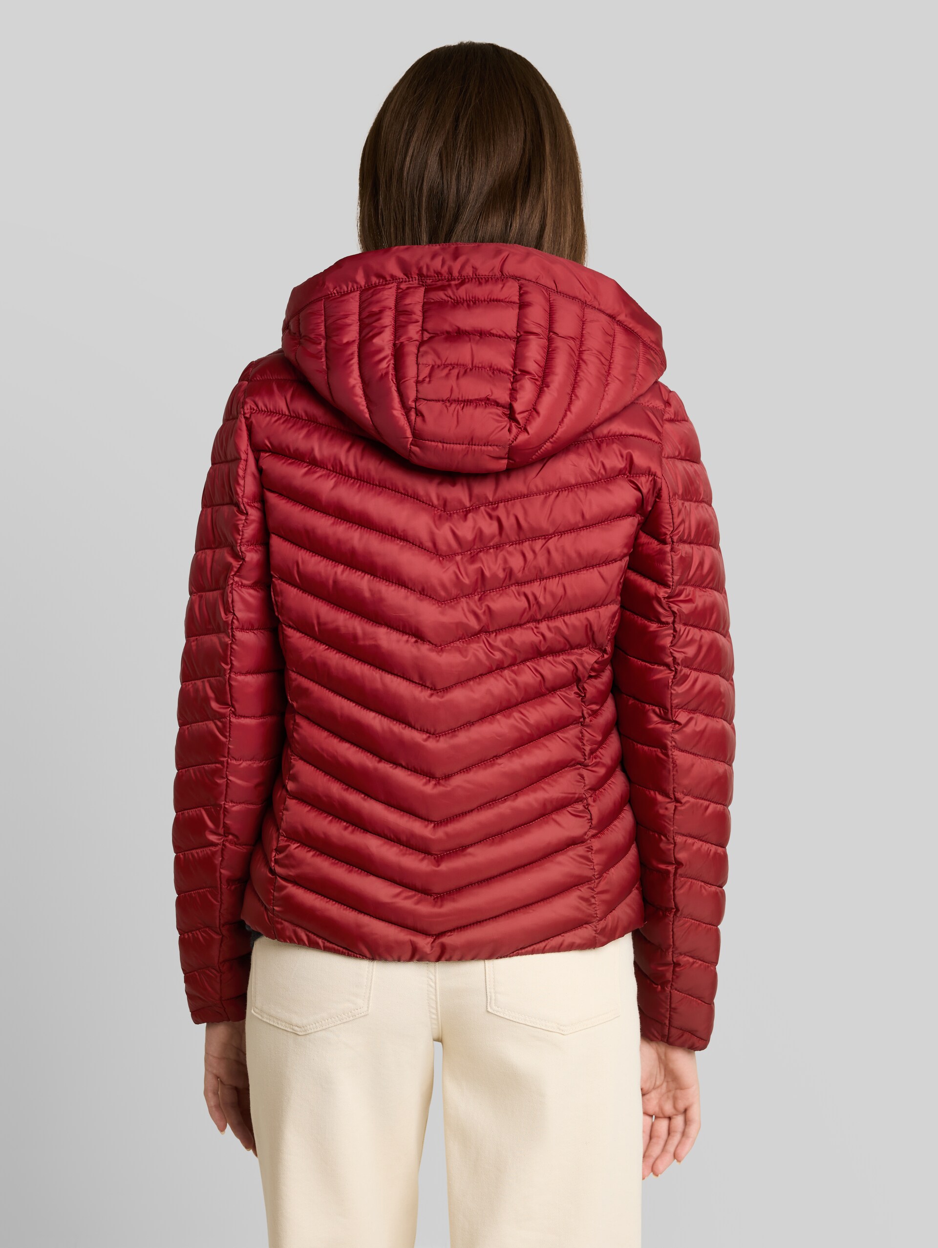 Lightweight Steppjacke mit Kapuze - Bartender Red - Model-Rückansicht