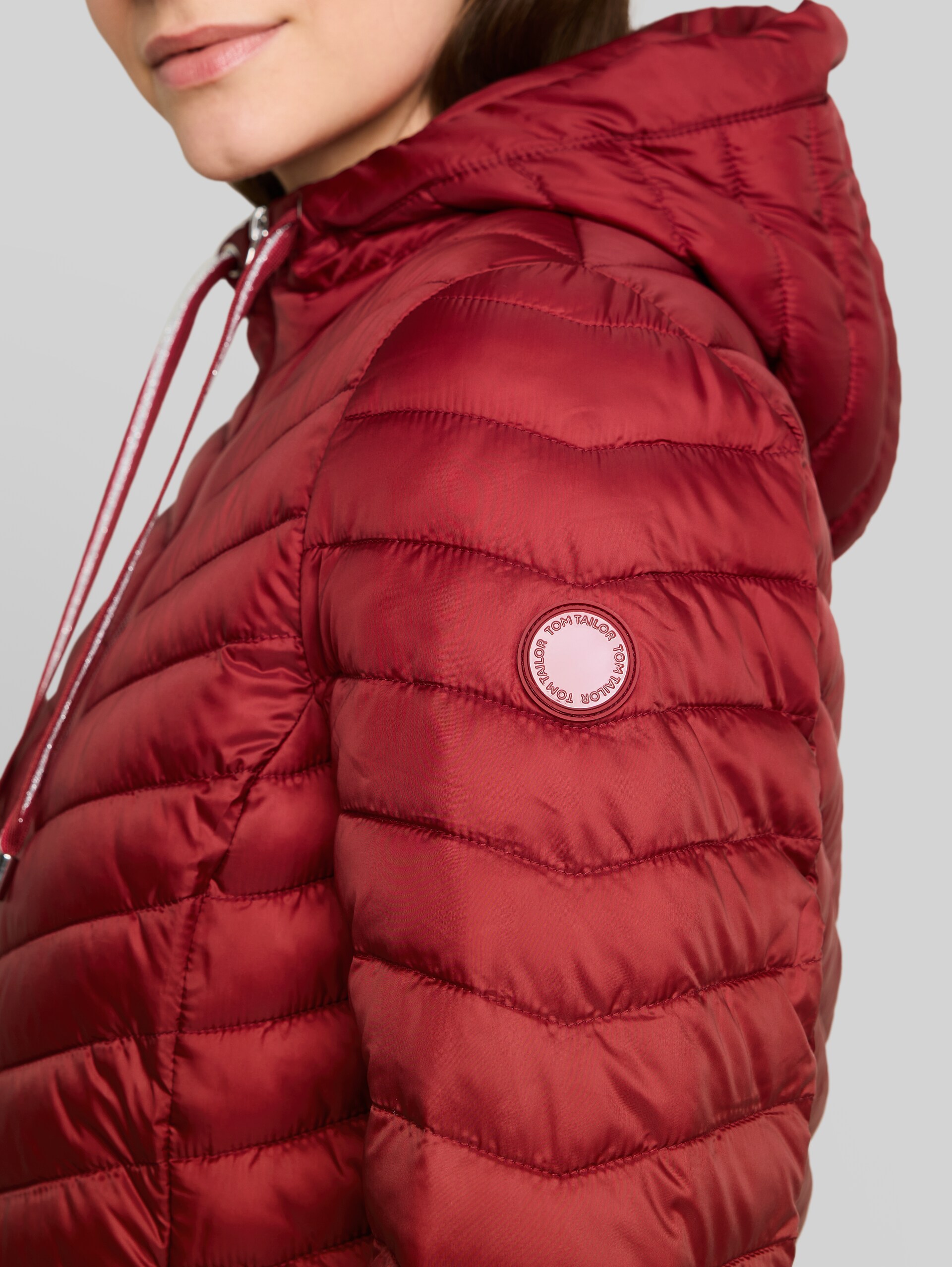 Lightweight Steppjacke mit Kapuze - Bartender Red - Detail-Model-Ansicht