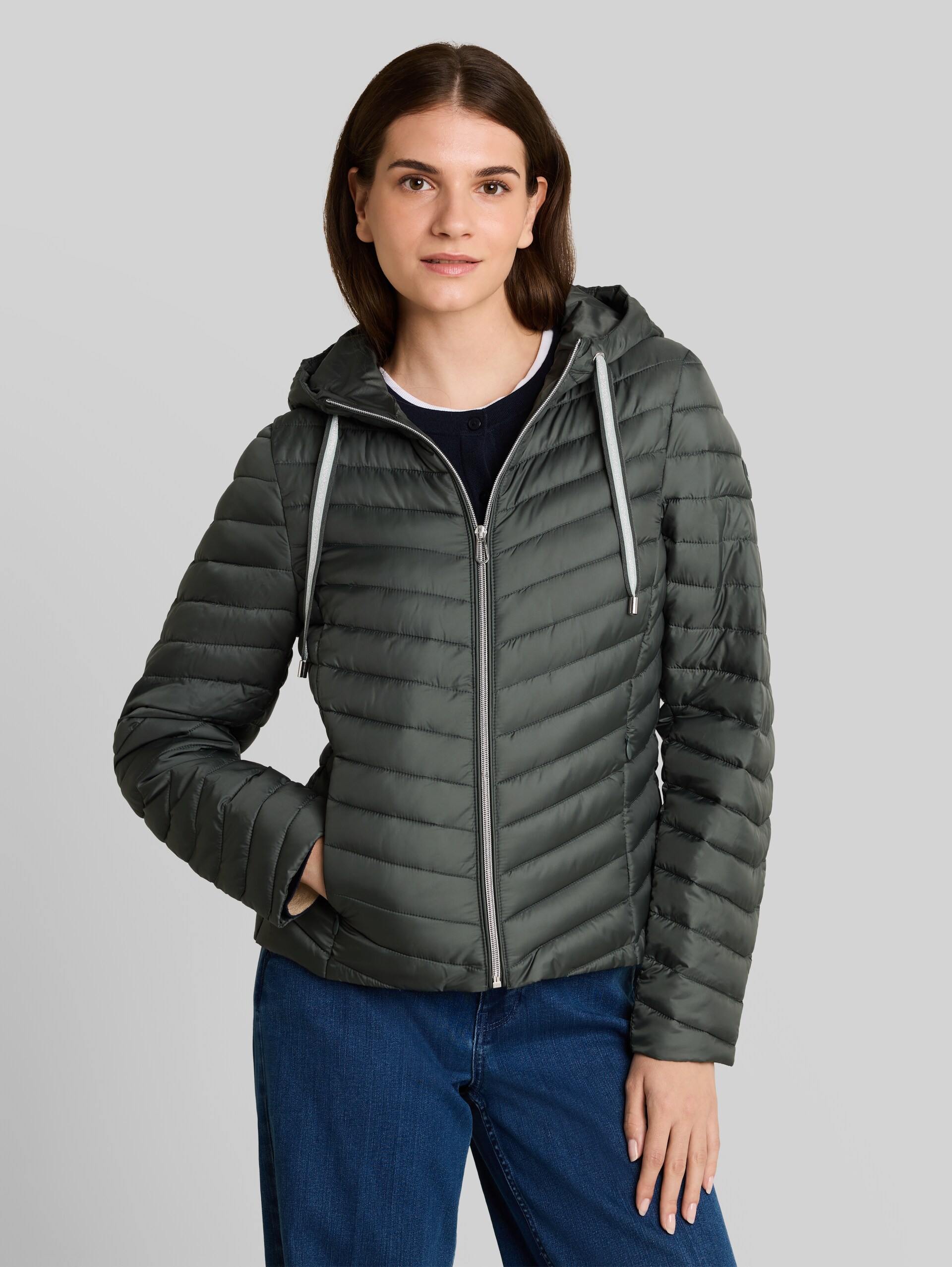Lightweight Steppjacke mit Kapuze - Darkest Olive - Model-Vorderansicht