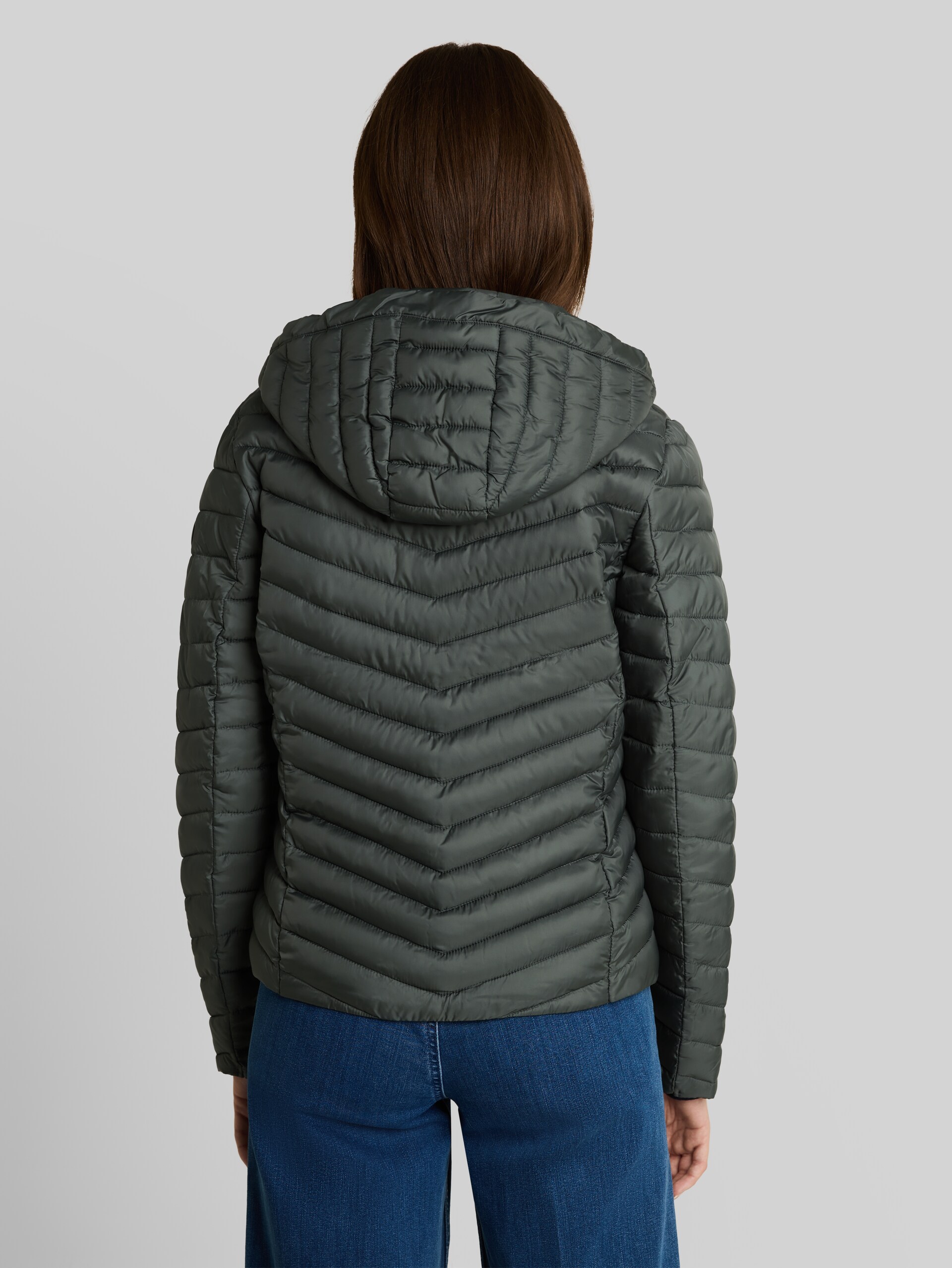 Lightweight Steppjacke mit Kapuze - Darkest Olive - Model-Rückansicht