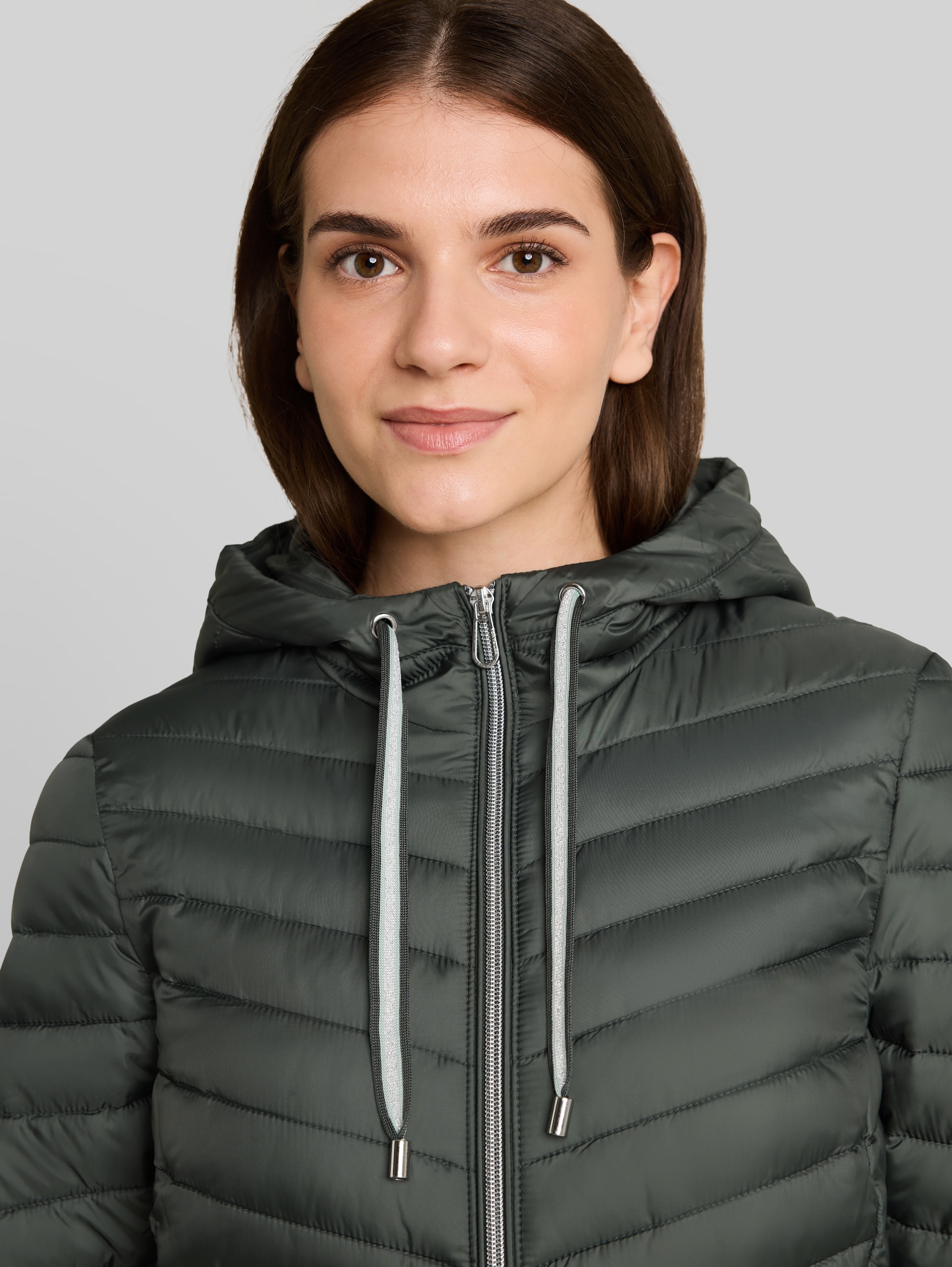 Lightweight Steppjacke mit Kapuze - Darkest Olive - Detail-Model-Ansicht