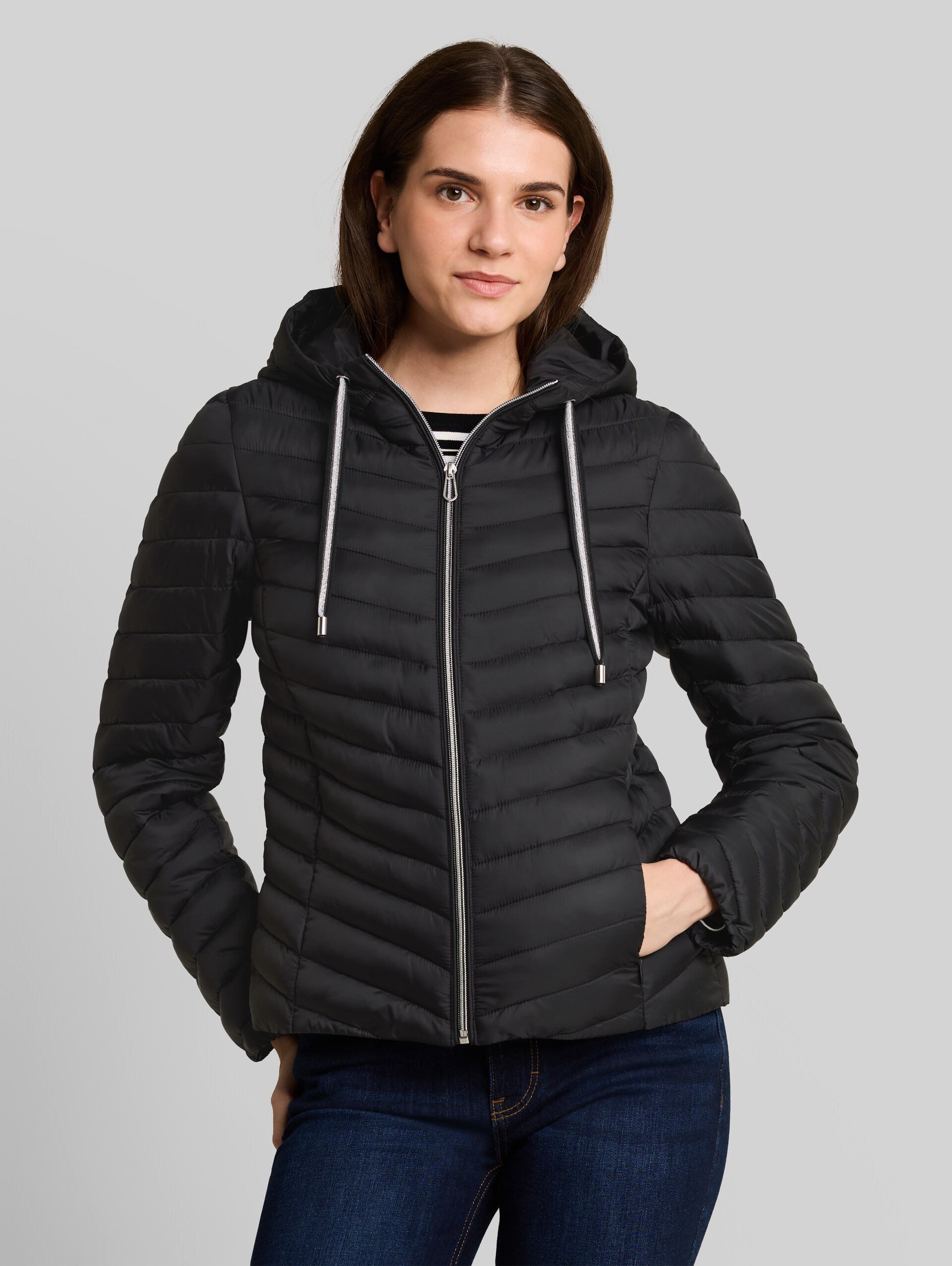 Lightweight Steppjacke mit Kapuze - deep black - Model-Vorderansicht
