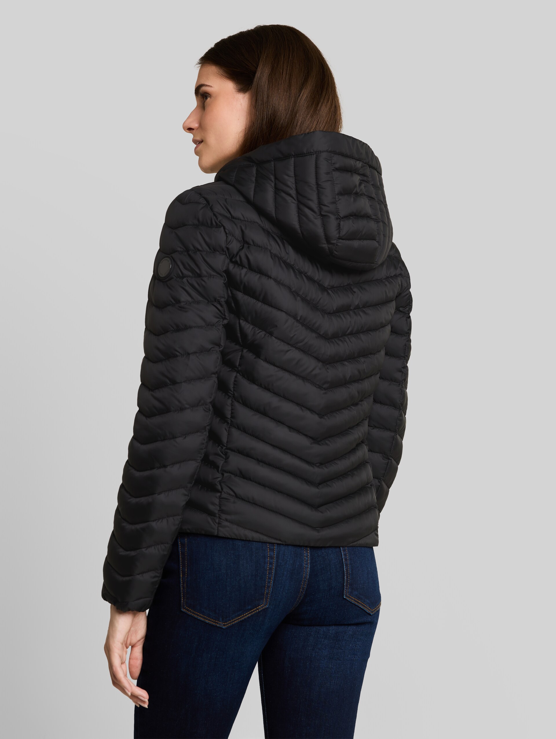 Lightweight Steppjacke mit Kapuze - deep black - Model-Rückansicht