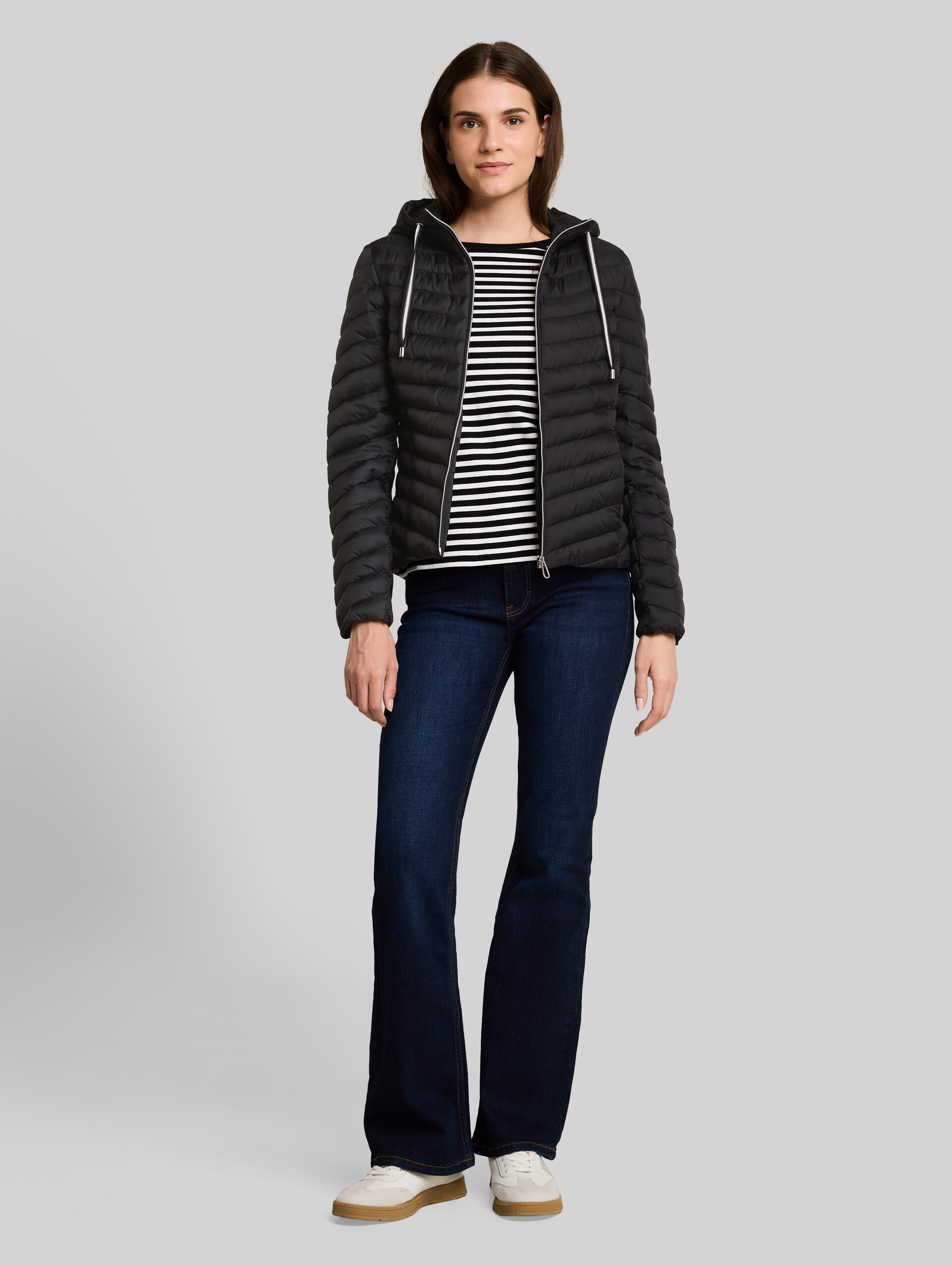 Lightweight Steppjacke mit Kapuze - deep black - seitliche Model-Ansicht