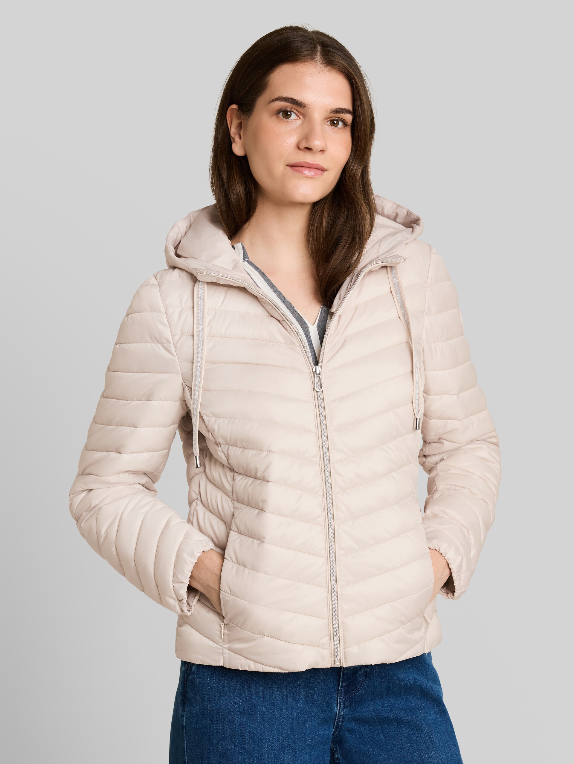 Veste matelassée légère à capuche - cold beige - Vue de face du modèle