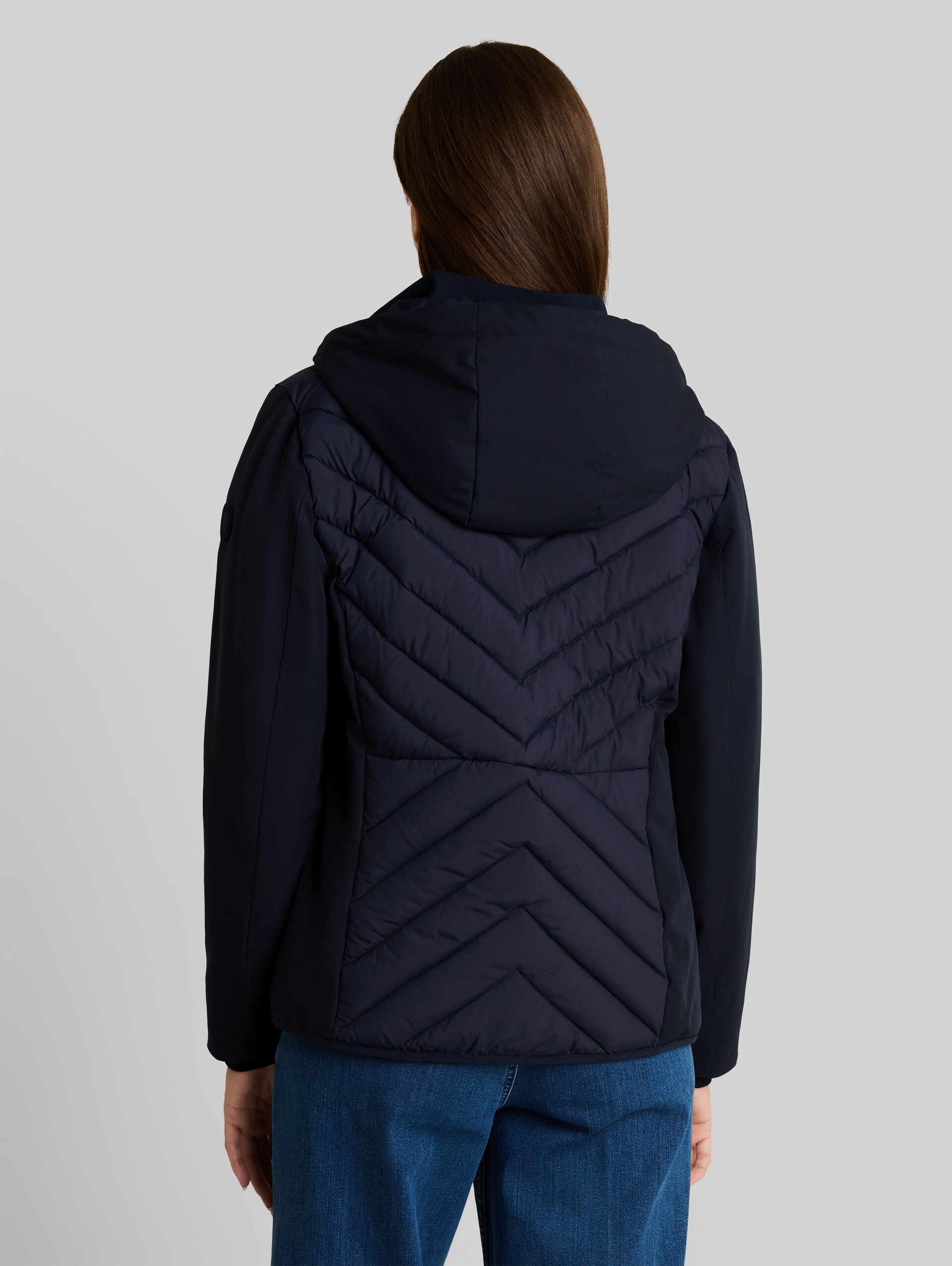 Hybrid Steppjacke mit Kapuze - sky captain blue - Model-Rückansicht
