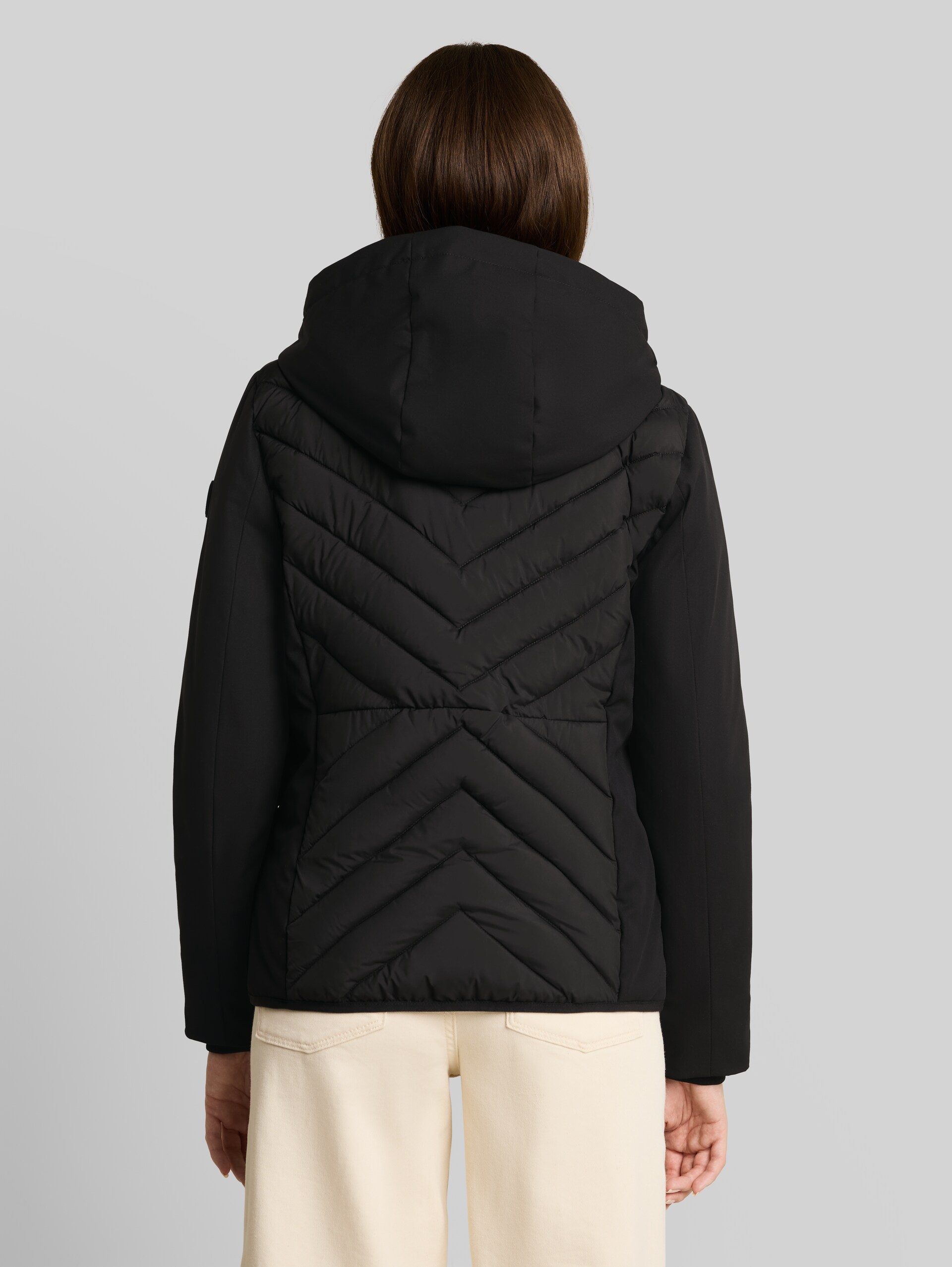 Hybrid Steppjacke mit Kapuze - deep black - Model-Rückansicht