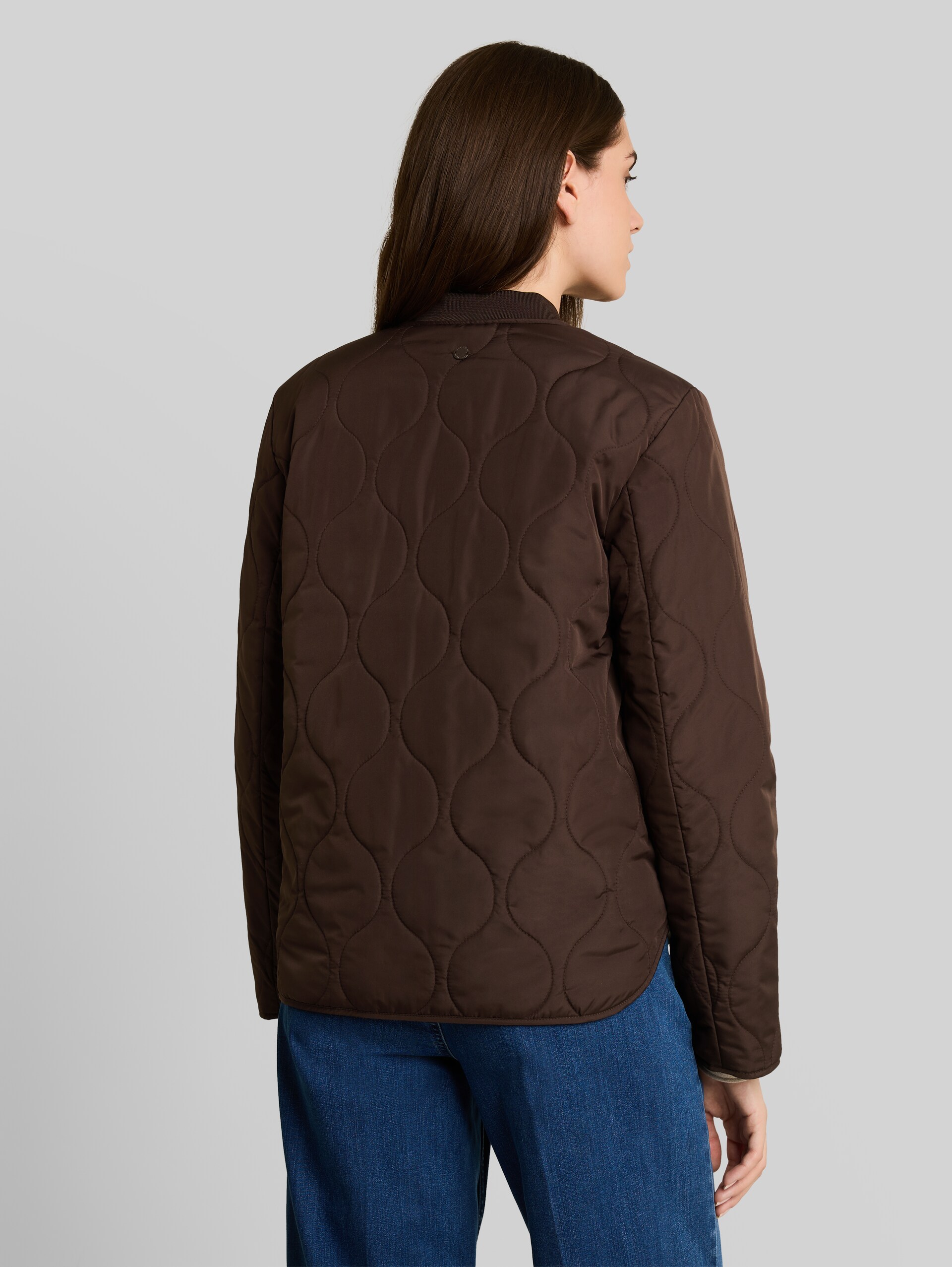 Steppjacke mit Bomberkragen - java dark brown - Model-Rückansicht