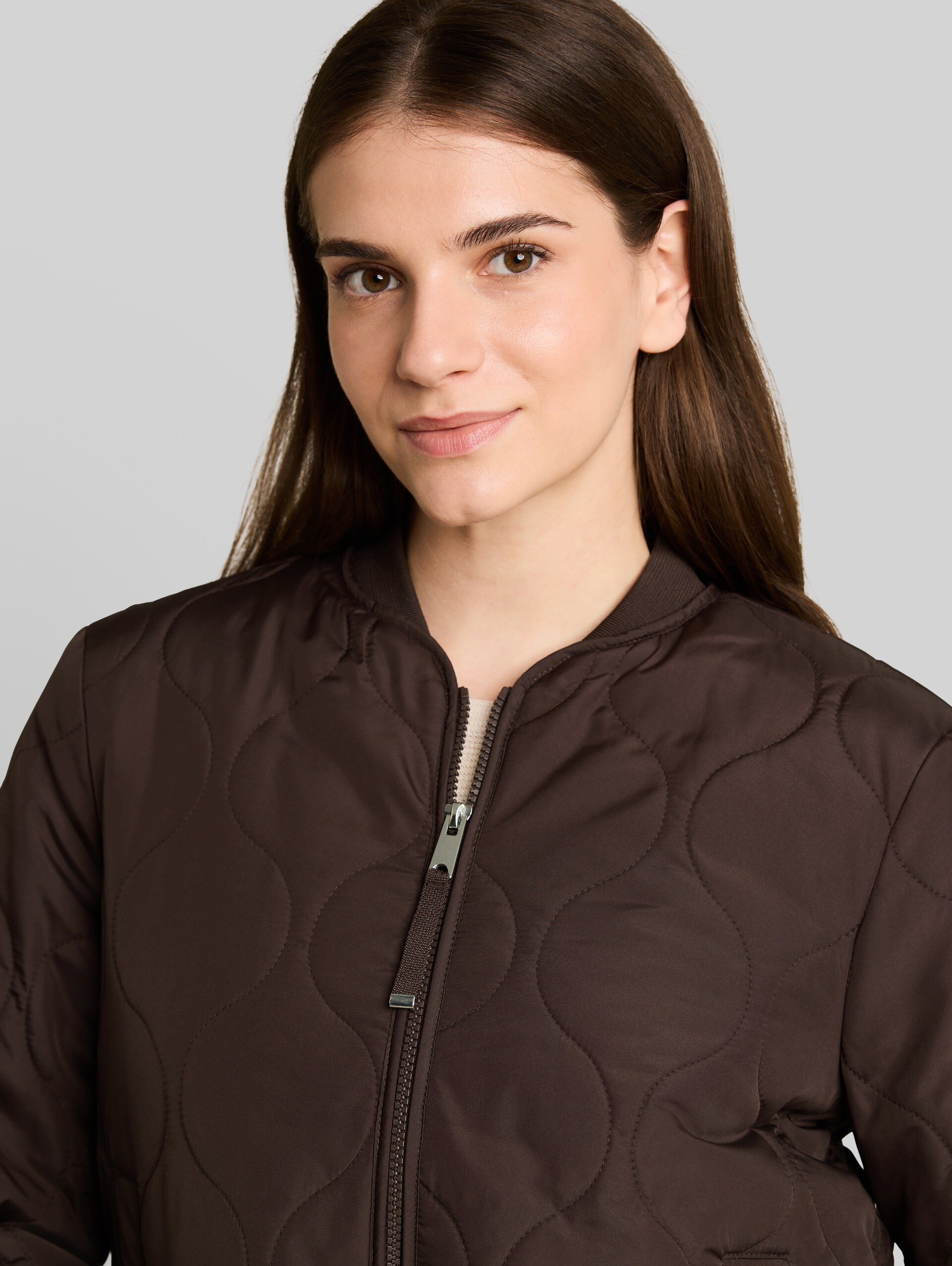 Steppjacke mit Bomberkragen - java dark brown - Detail-Model-Ansicht