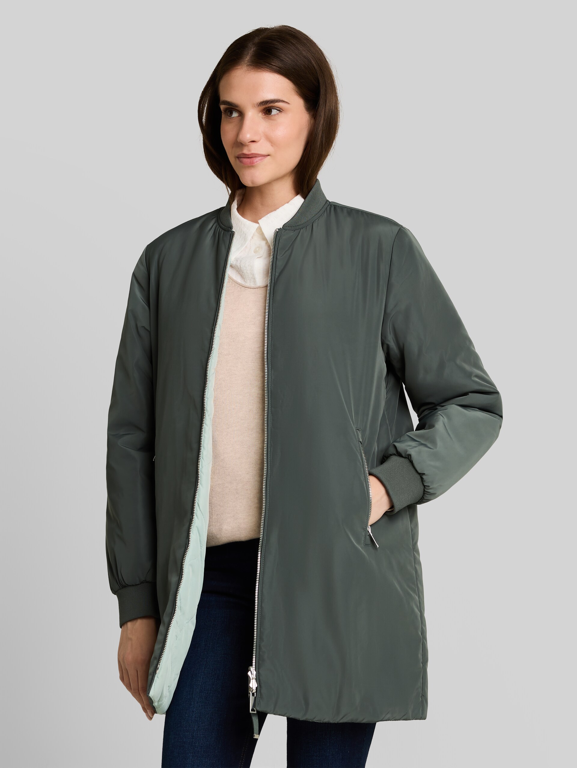 2-in-1 Wendejacke mit Bomberkragen - Darkest Olive - Model-Vorderansicht