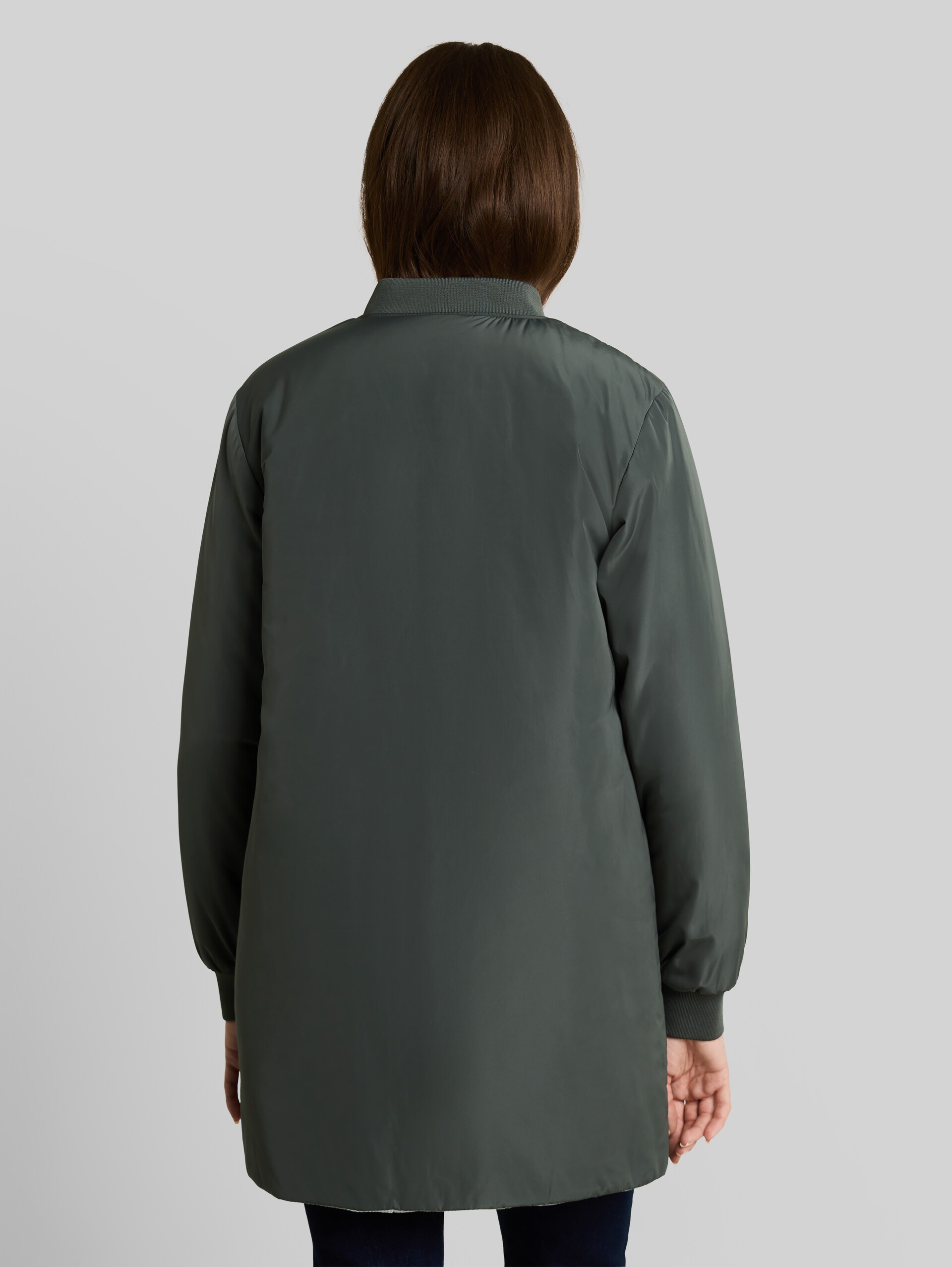 2-in-1 Wendejacke mit Bomberkragen - Darkest Olive - Model-Rückansicht