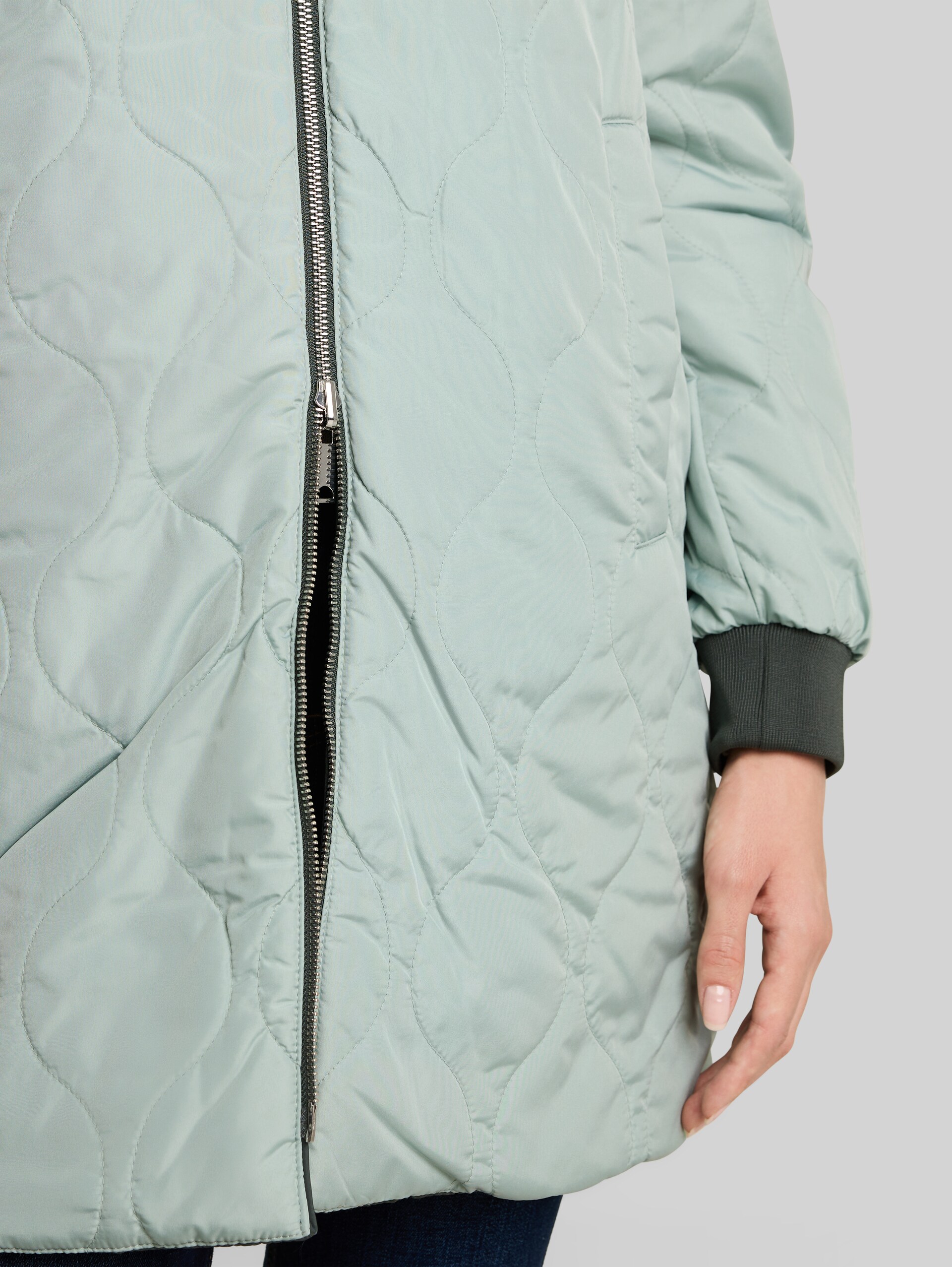 2-in-1 Wendejacke mit Bomberkragen - Darkest Olive - Detail-Model-Ansicht