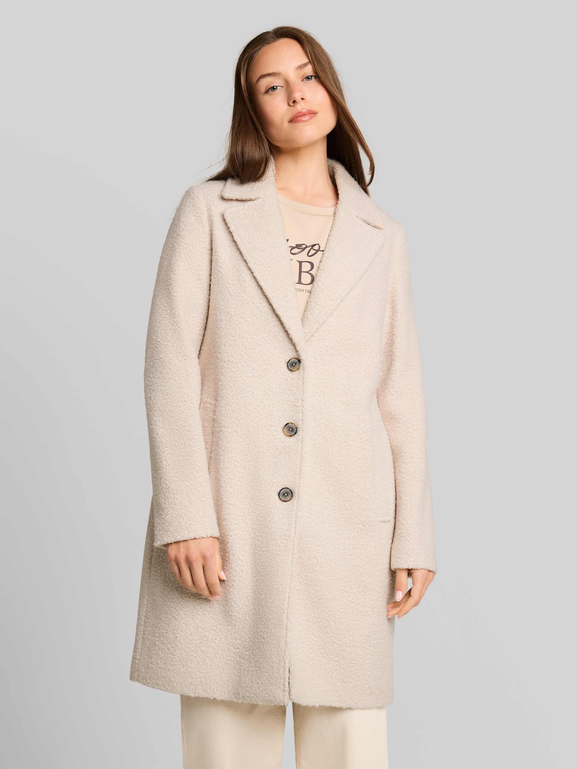 Bouclé Mantel mit Reverskragen - cold beige - Model-Vorderansicht