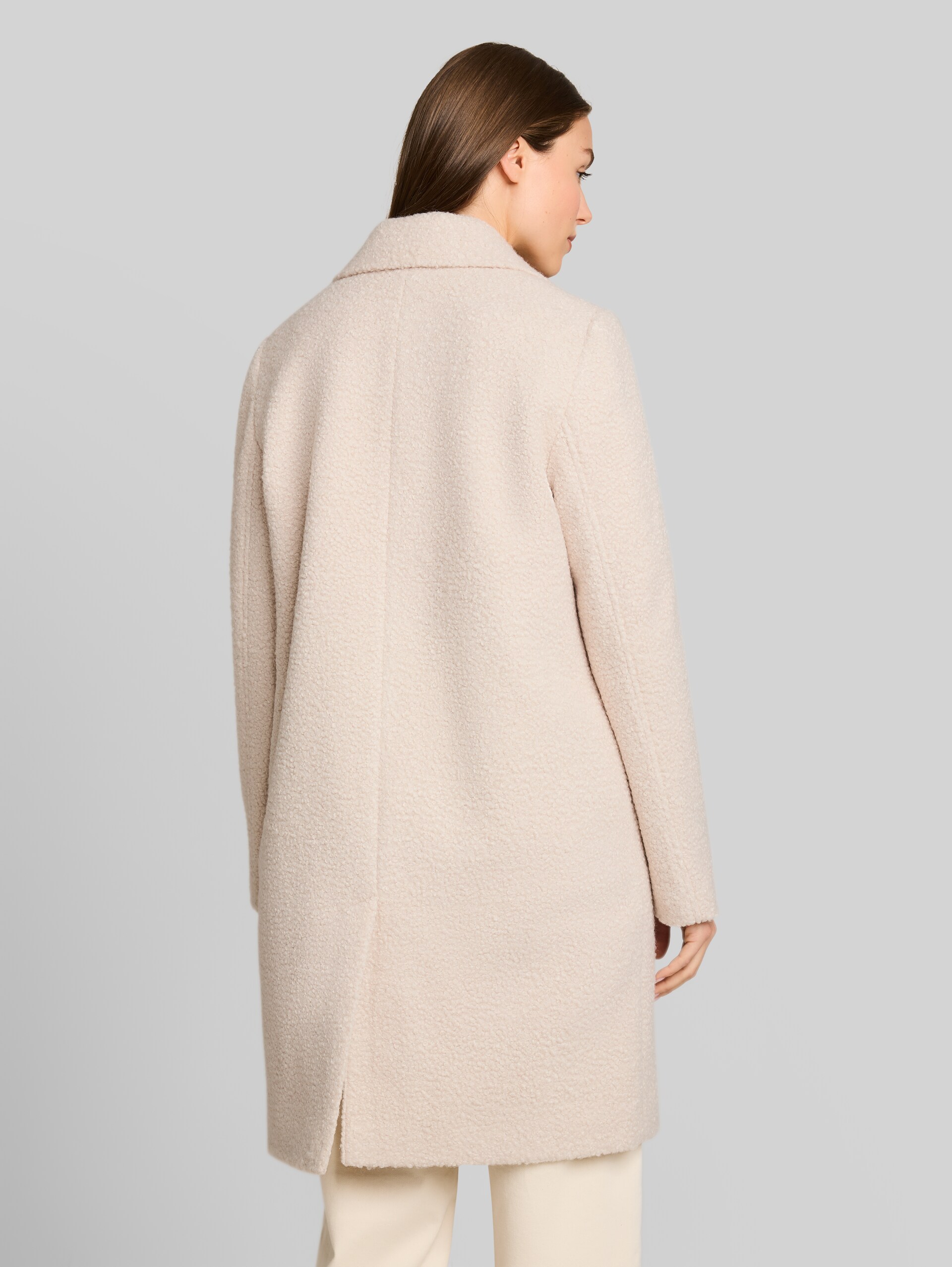 Bouclé Mantel mit Reverskragen - cold beige - Model-Rückansicht