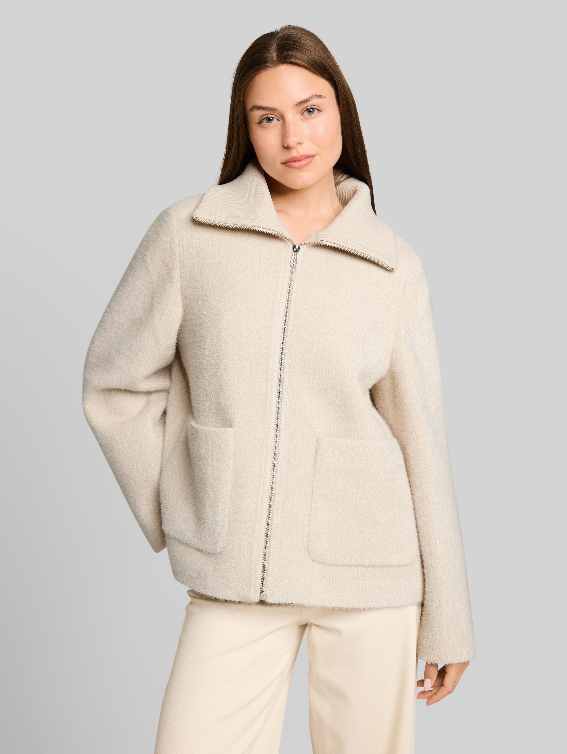 Gezellig jasje met zakken - cold beige structure - Model vooraanzicht