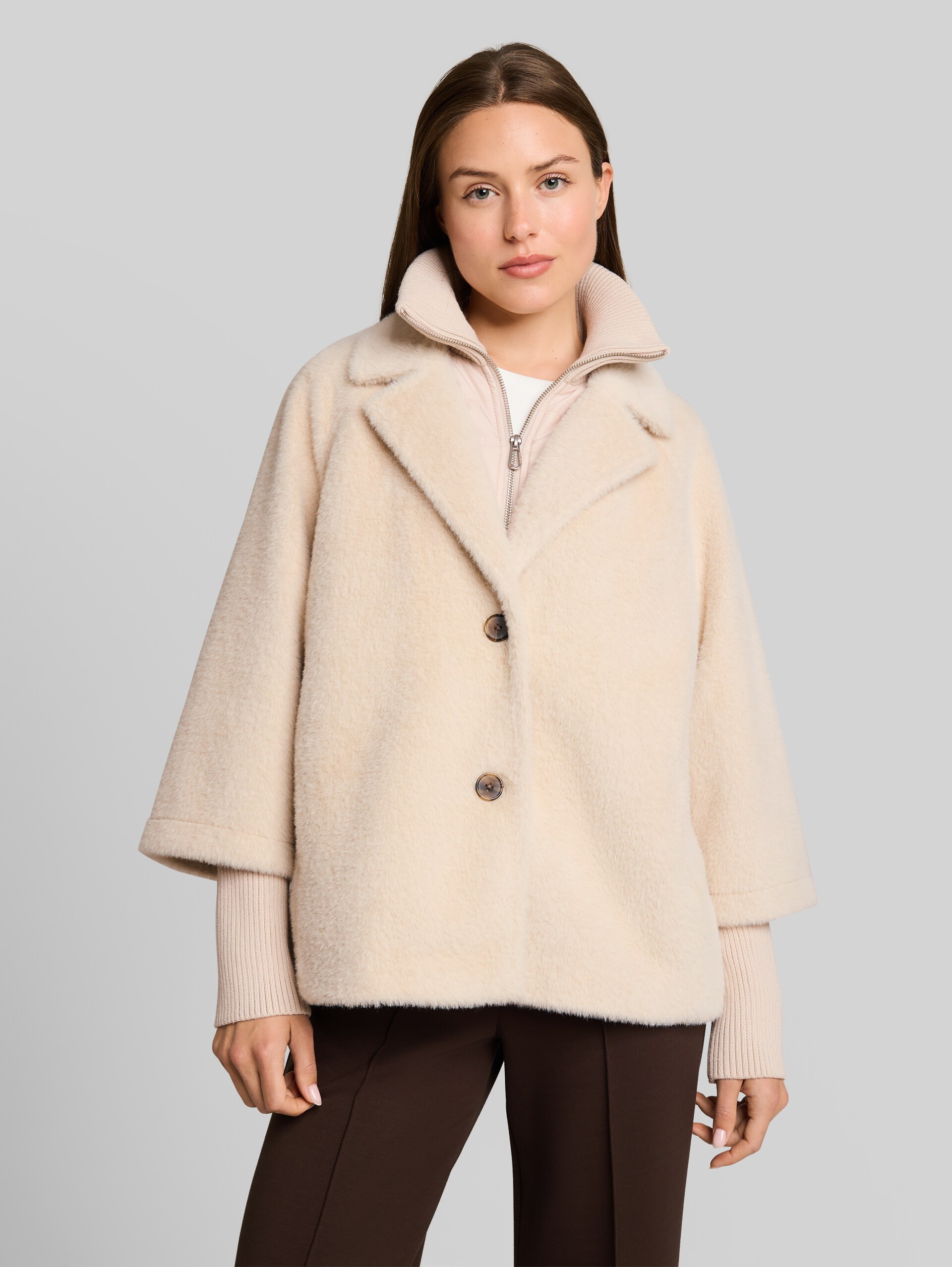 Gezellige capejas in 2-in-1-look - cold beige - Model vooraanzicht